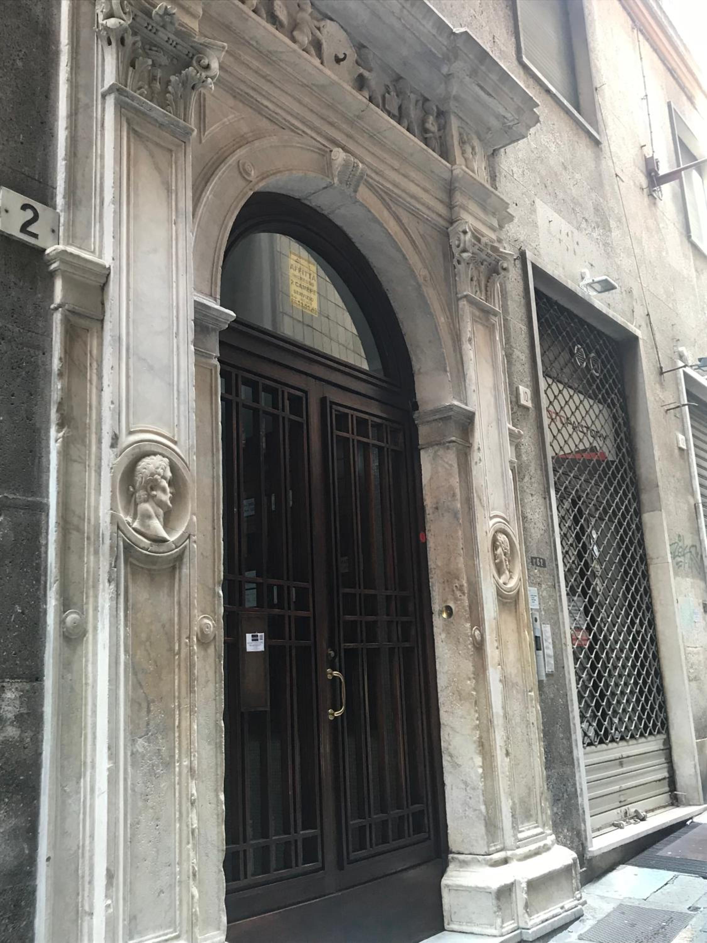 Jeans Luxury House view 3