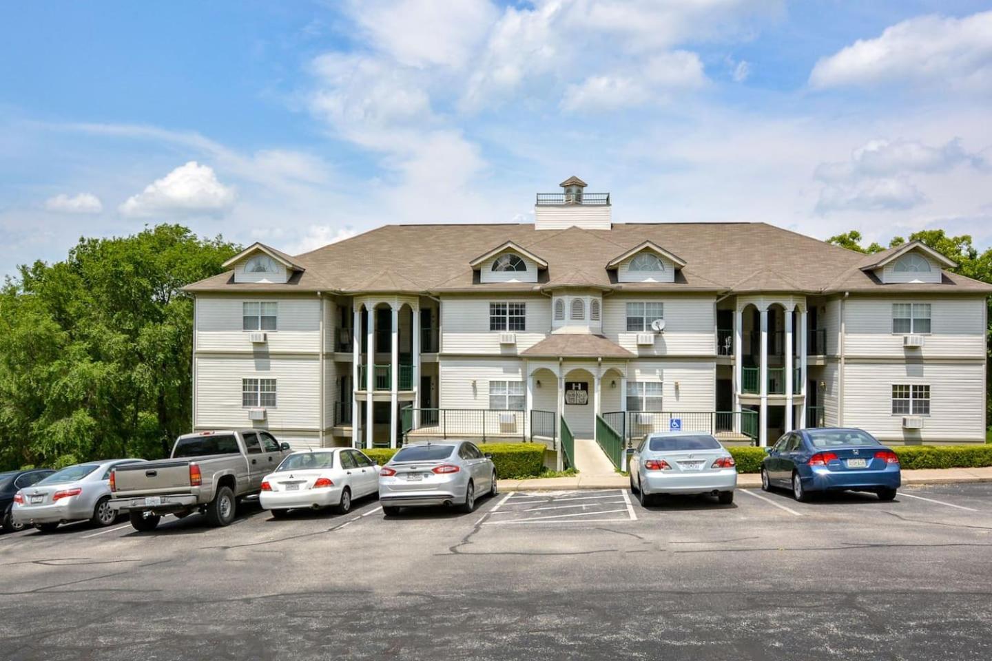 Hotel Hideaway at Holiday Hills - Image 1