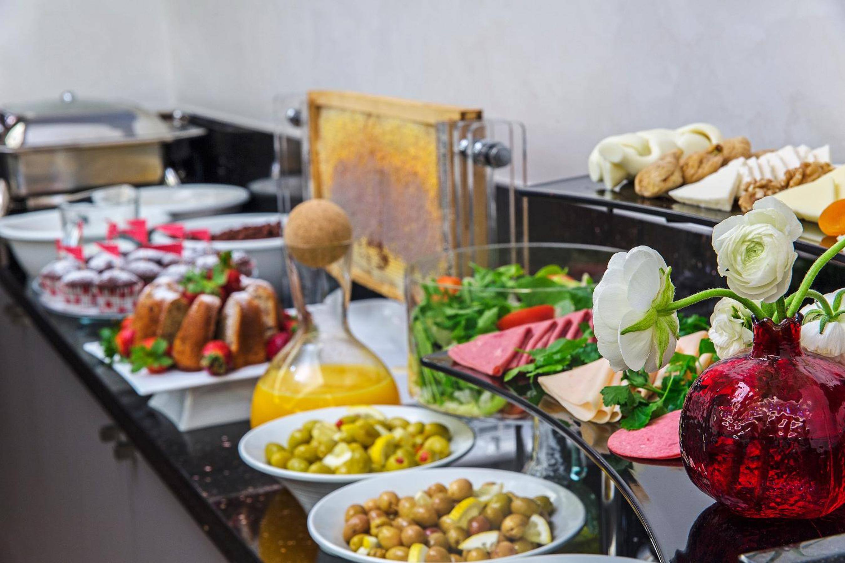 Meroddi La Porta Otel - Image 57