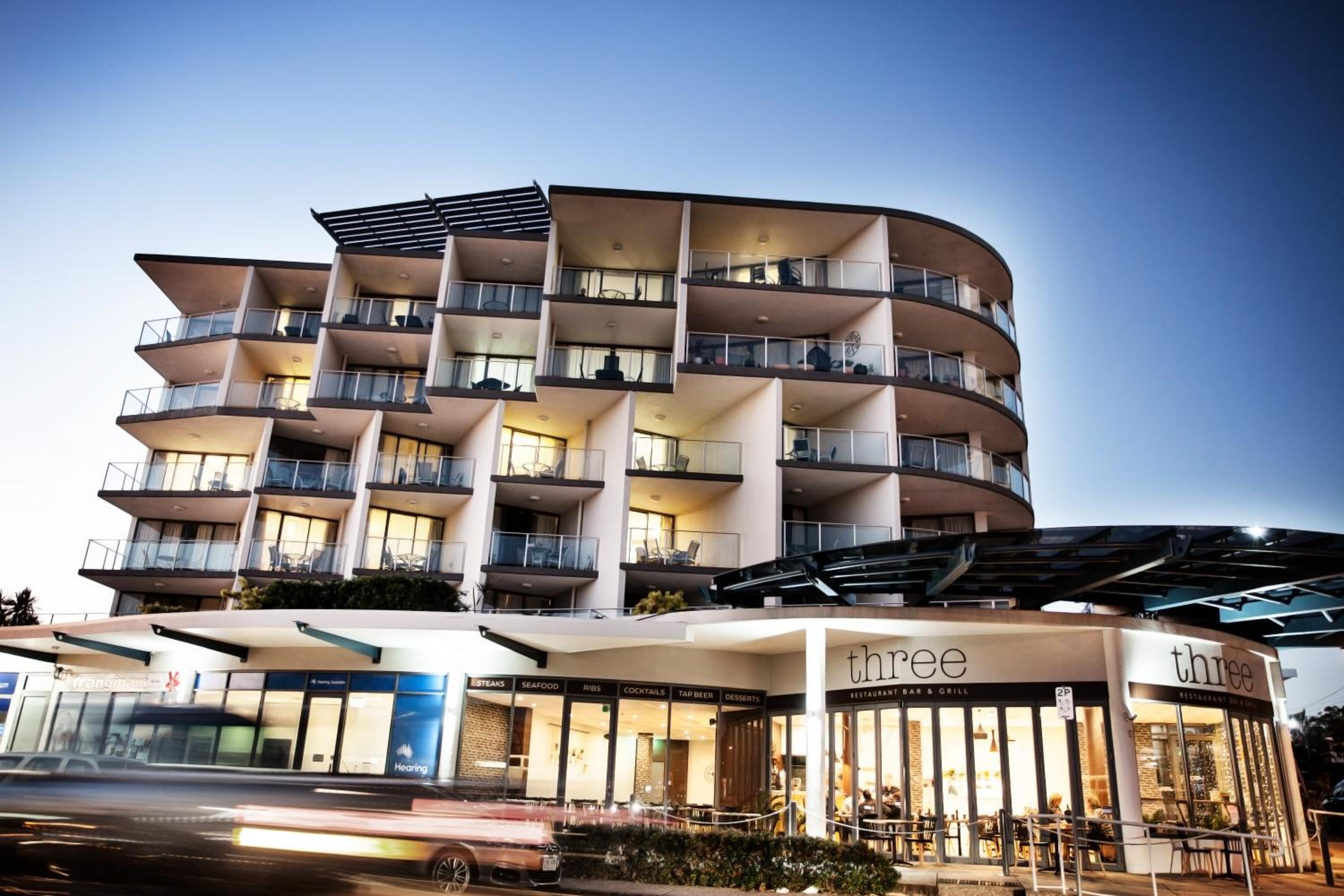 Hotel Ocean Views Resort Caloundra - Image 1