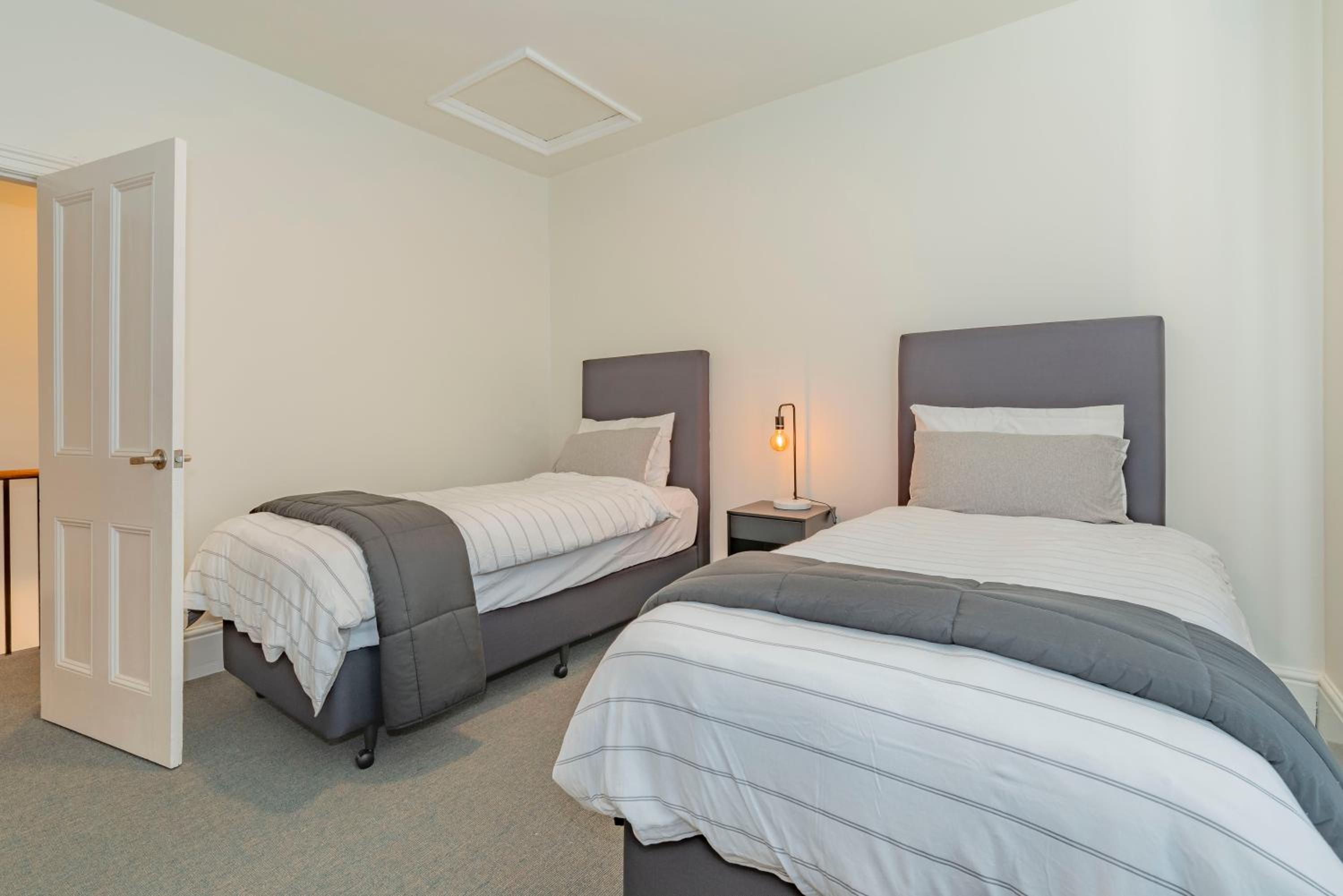 4 Bedroom House - Hobart CBD - Free Parking - Free WIFI