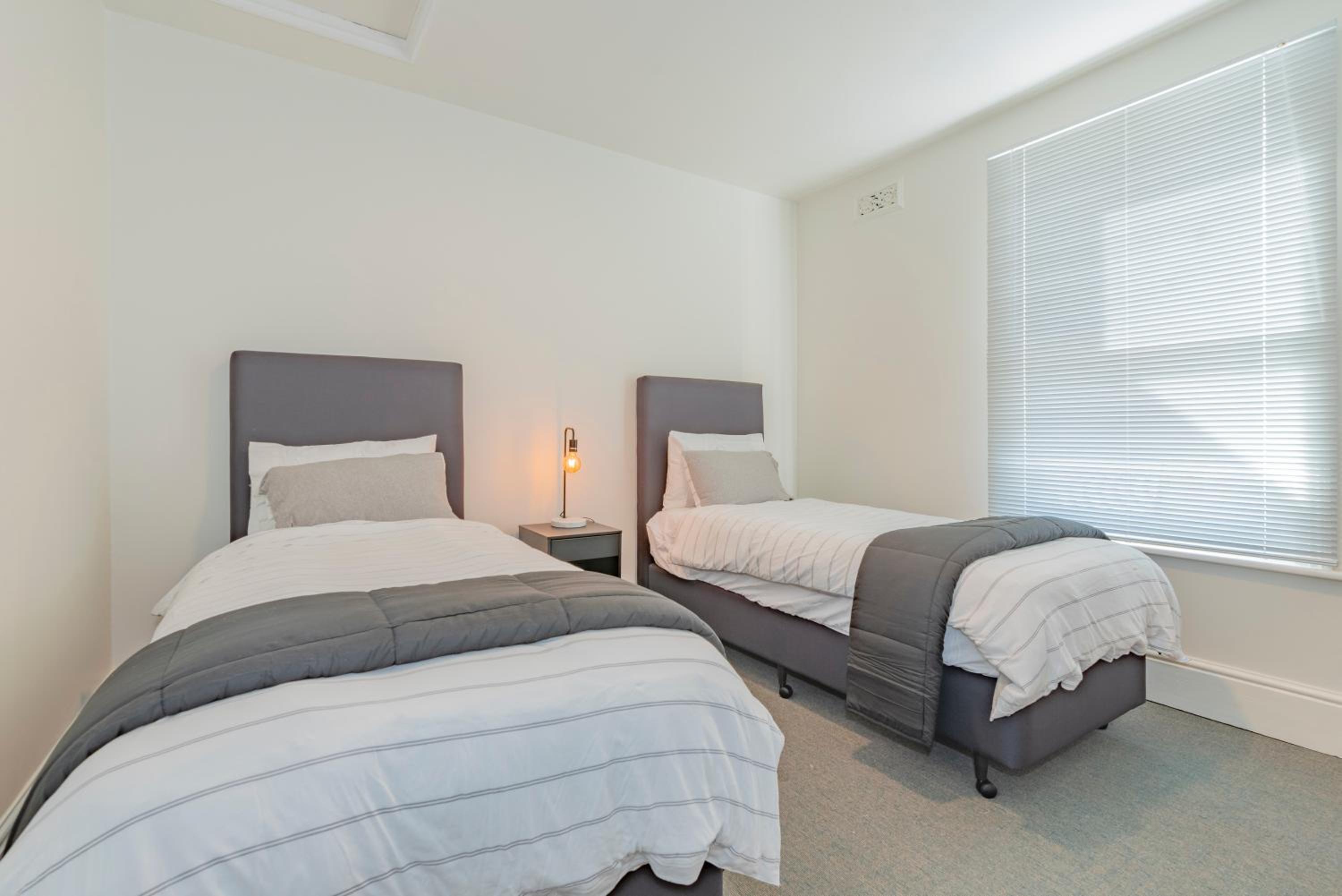 4 Bedroom House - Hobart CBD - Free Parking - Free WIFI