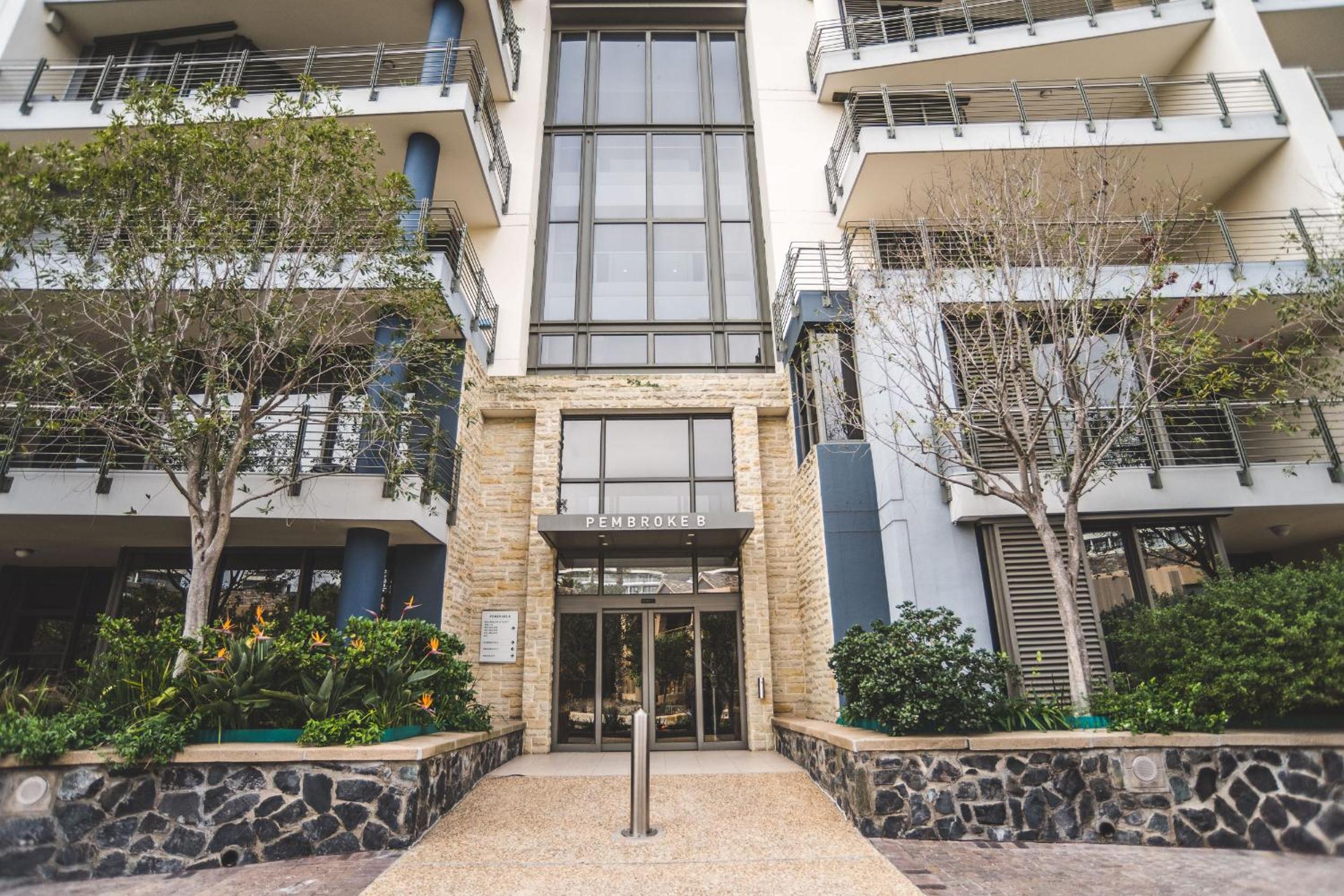 Elegant Waterfront Apartment with No Loadshedding
