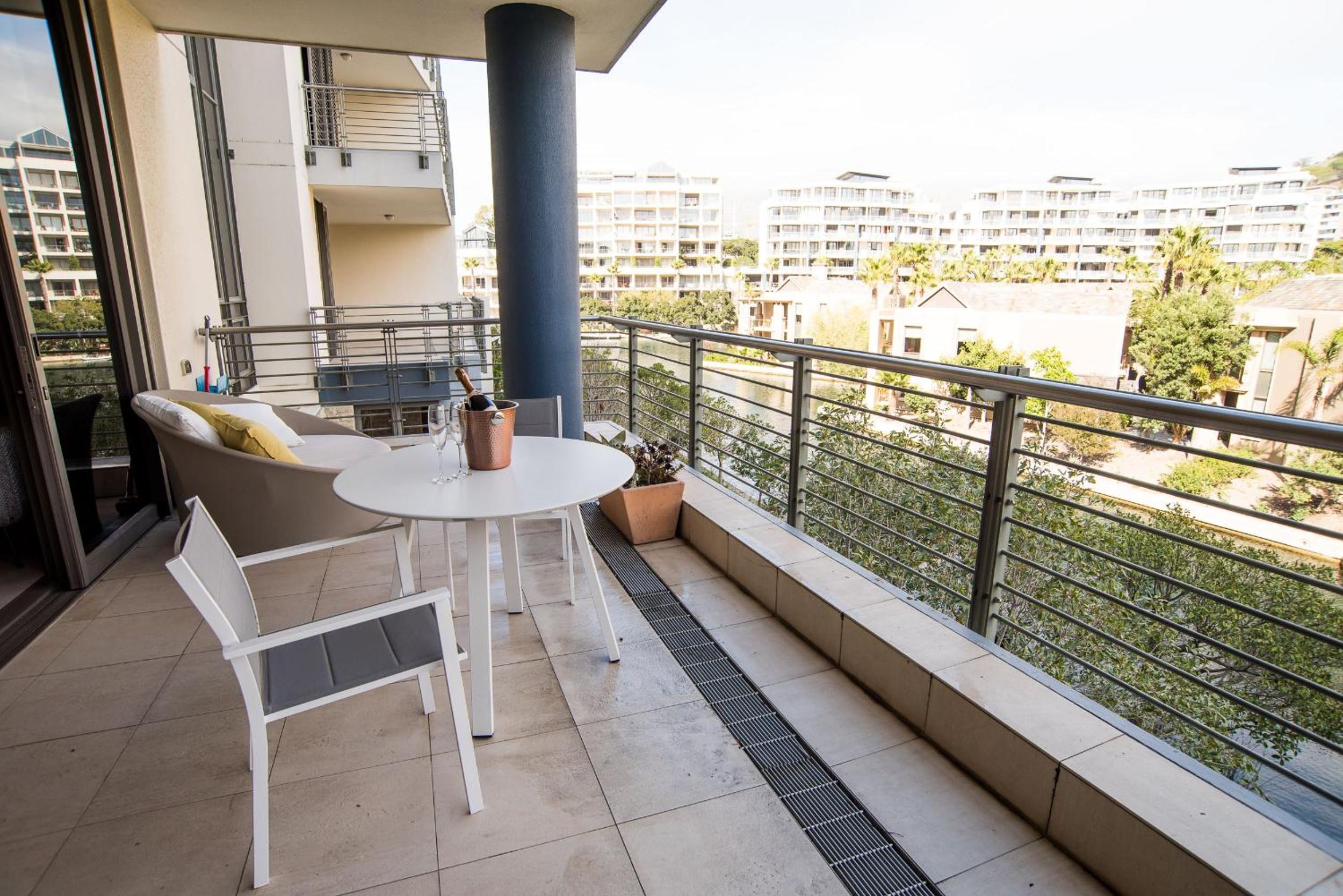 Elegant Waterfront Apartment with No Loadshedding
