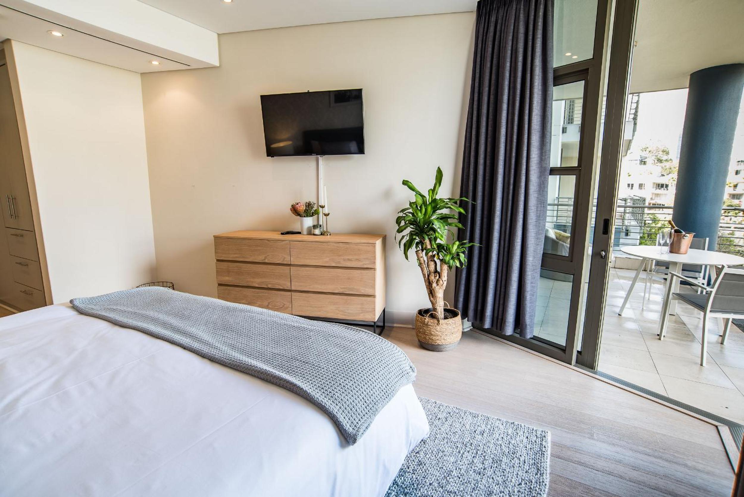 Elegant Waterfront Apartment with No Loadshedding