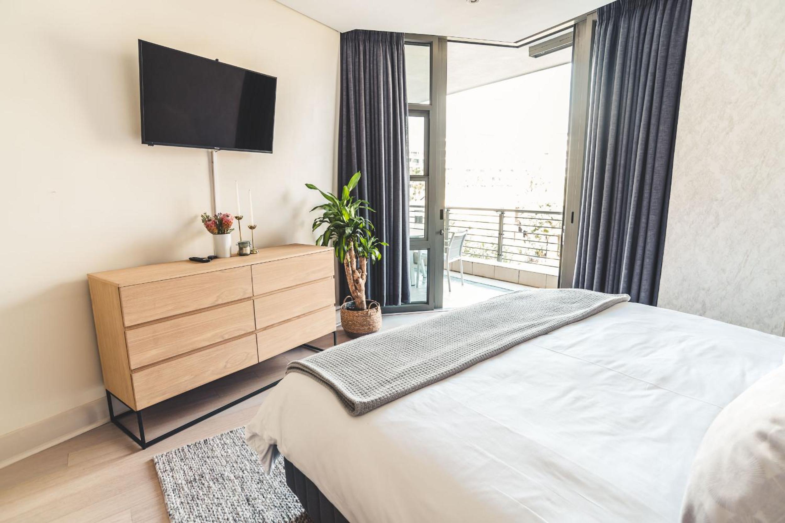 Elegant Waterfront Apartment with No Loadshedding