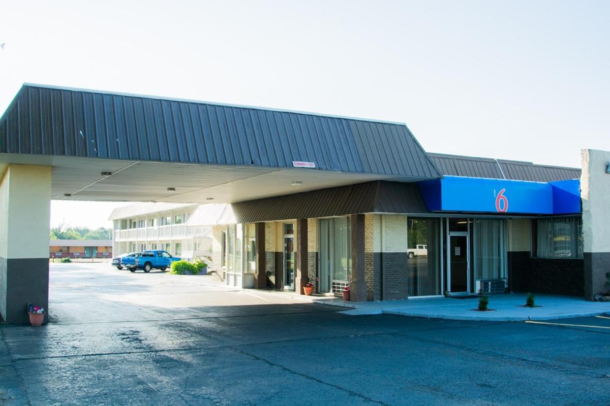 Forrest City Vacations - Motel 6-Brinkley, AR - Property Image 2