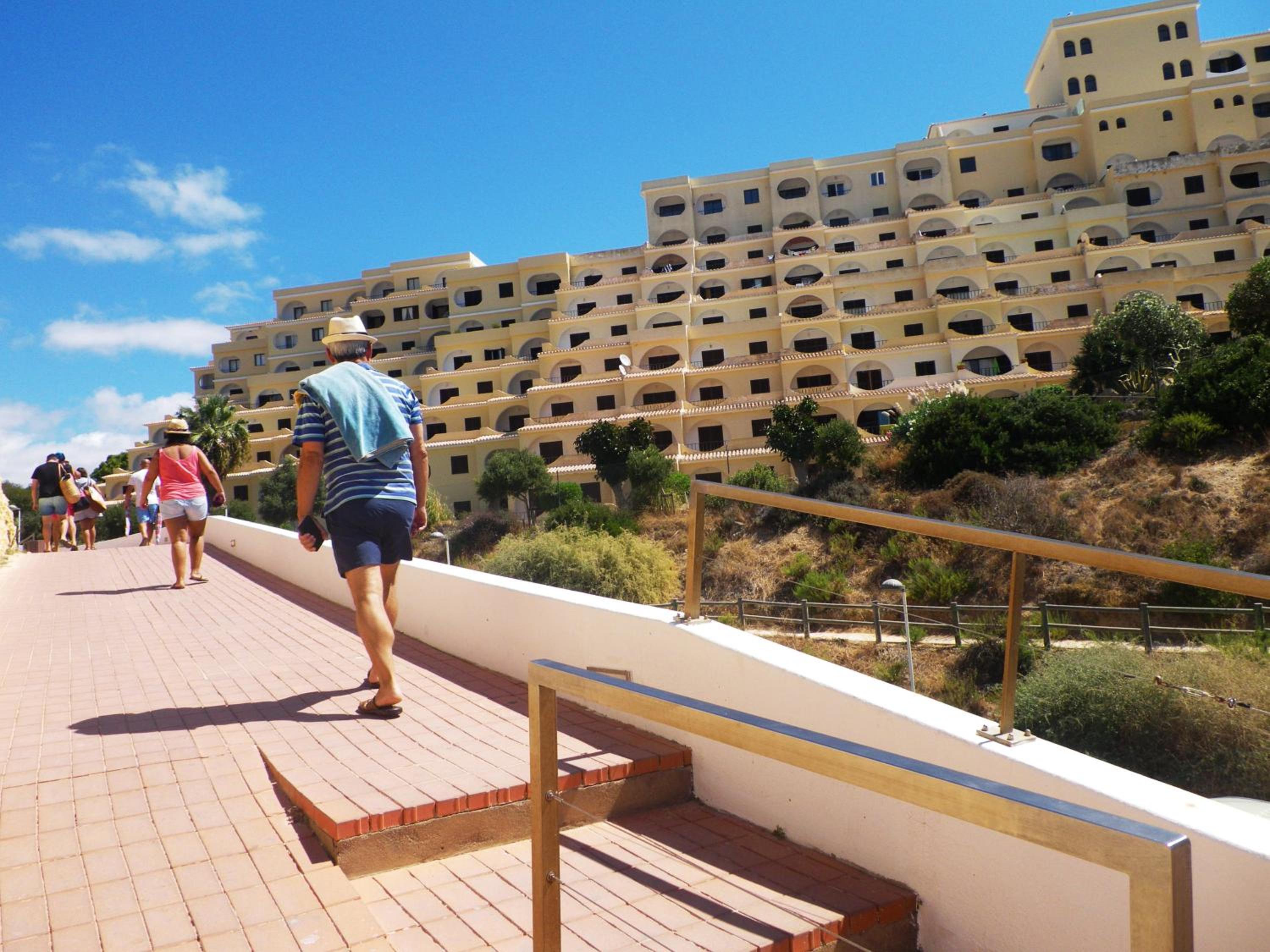 Apartamento T2 "Mar Colina Sol" com acesso à praia view 5