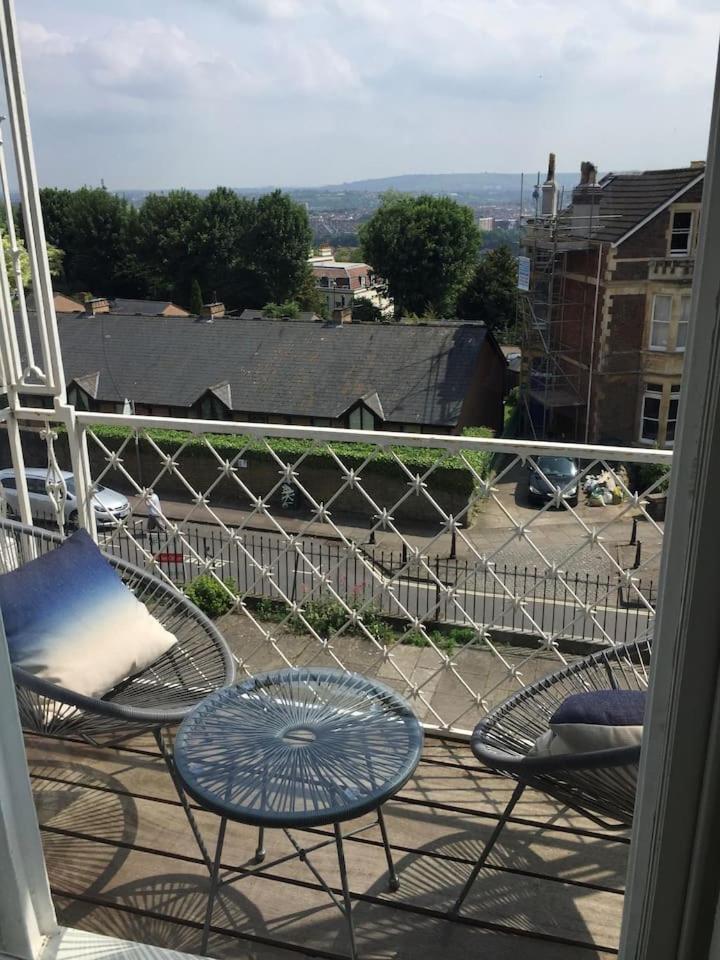 Elegant Period Clifton Balcony Apt - Simplycheckin view 5