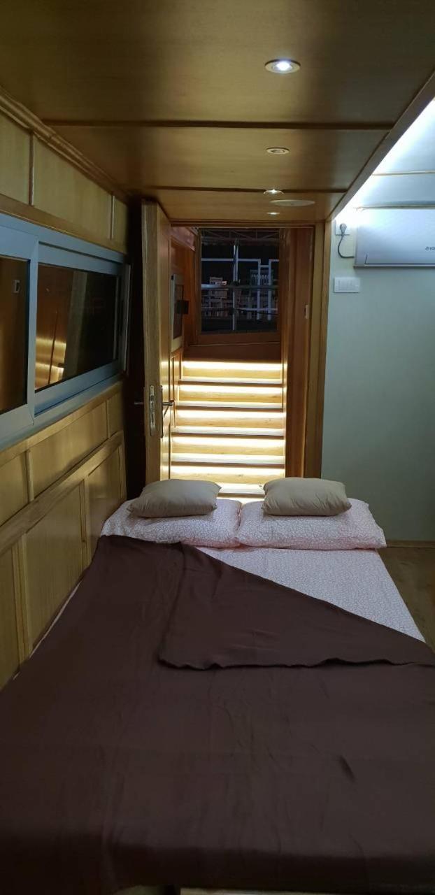 Free Room Boat Apartment view 5