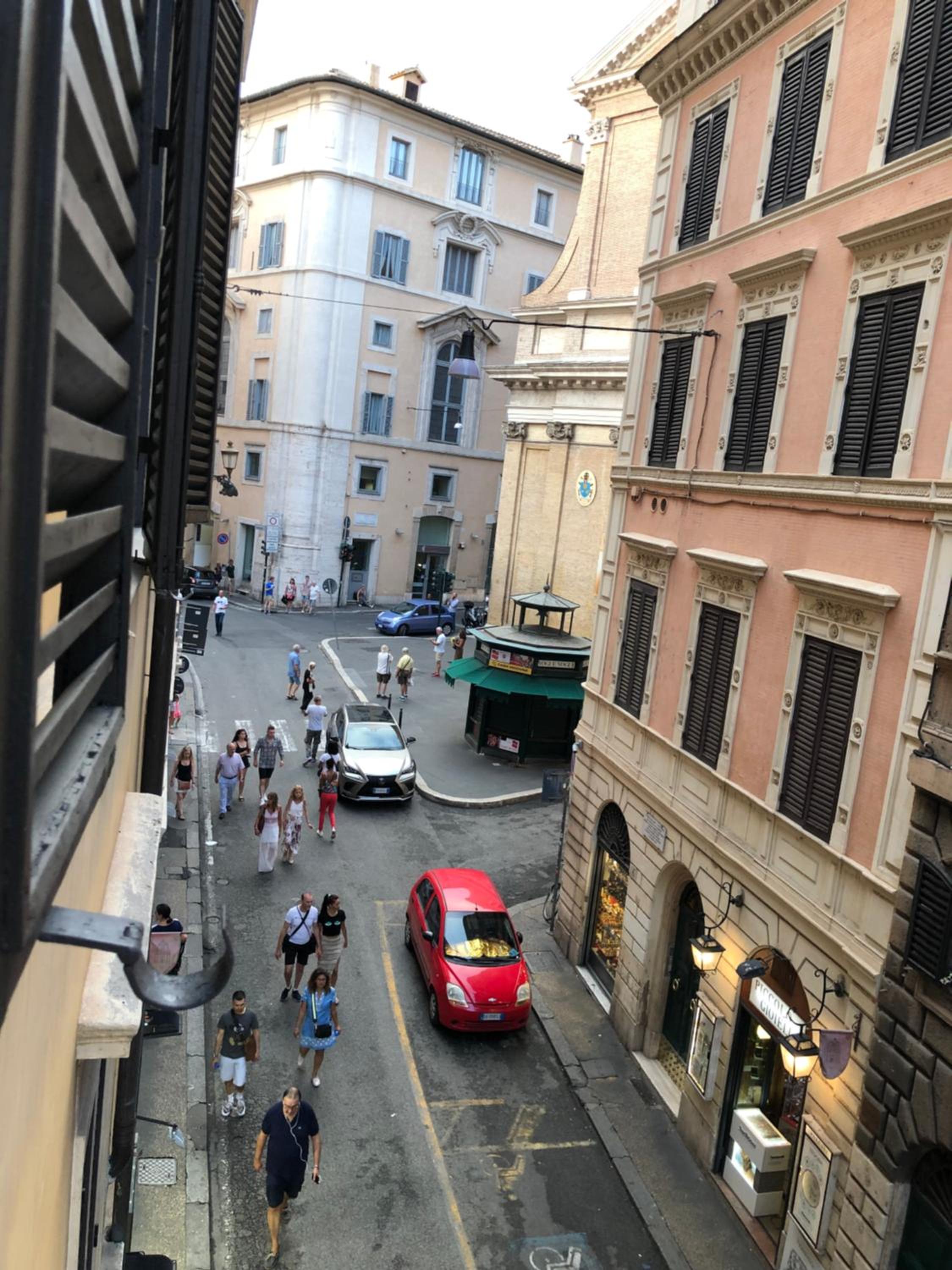 Visione Via Sant’Andrea delle Fratte, 36