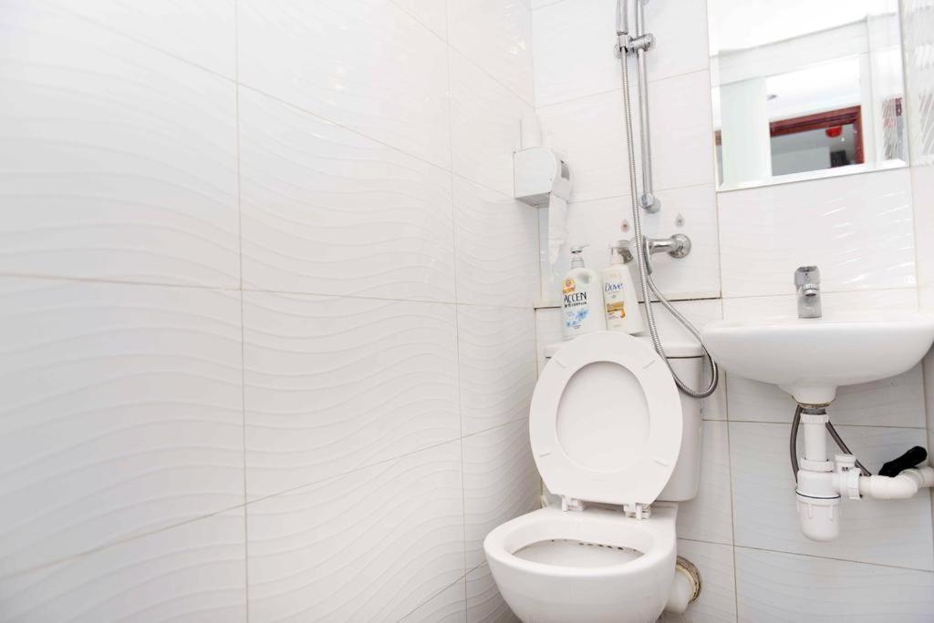 New Day Night Hostel RECEPTION 24 HOUR BLOCK D CHUNGKING MANSION TSIM SHA TSUI KOWLOONN