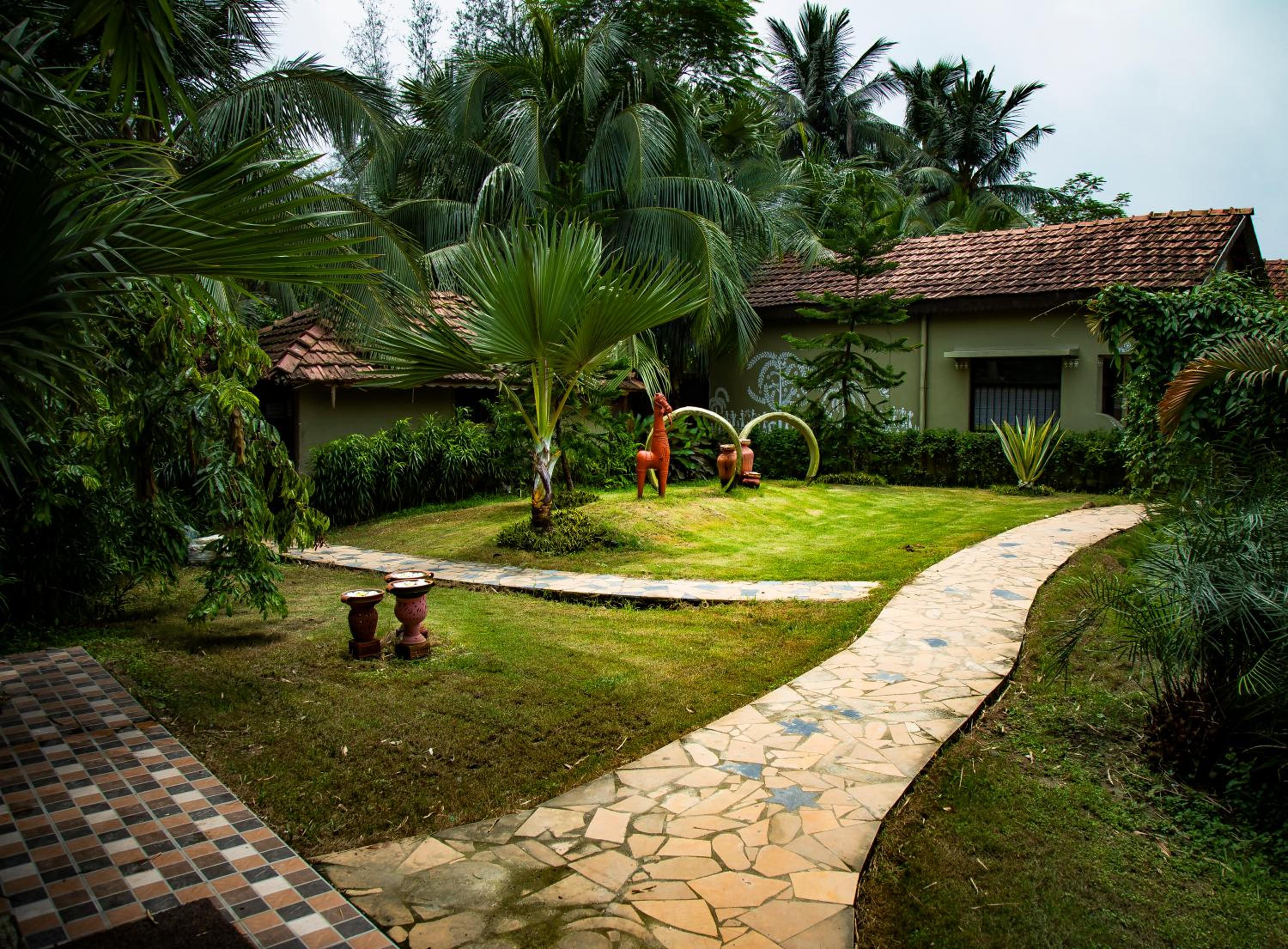 Breathing Earth - Rooms and Pool view 3