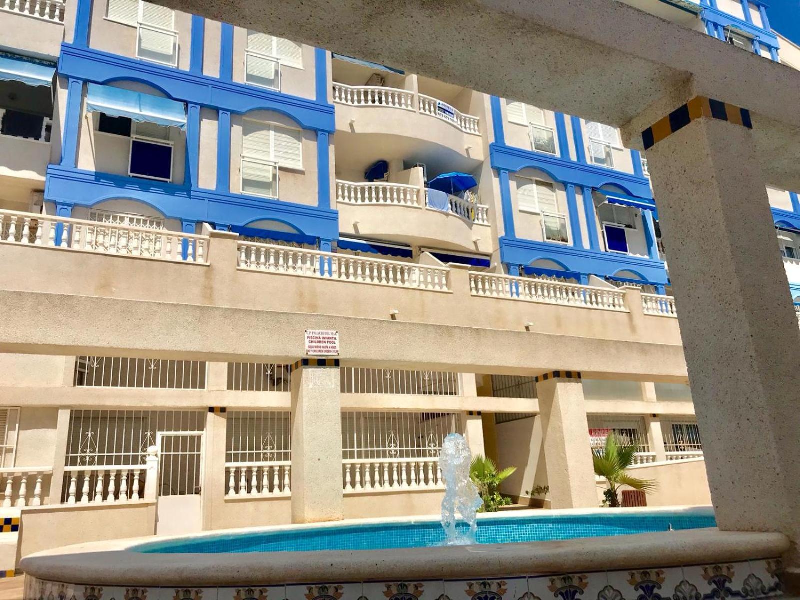 Palacio del mar apartamento con piscina Torrevieja — building