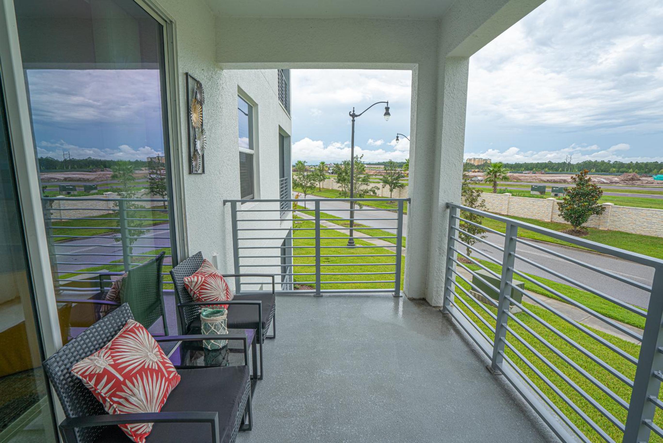 Only 5 Miles from Disney! Free Water Park! 2 Bed, 2 Bath Condo, Sleeps 8