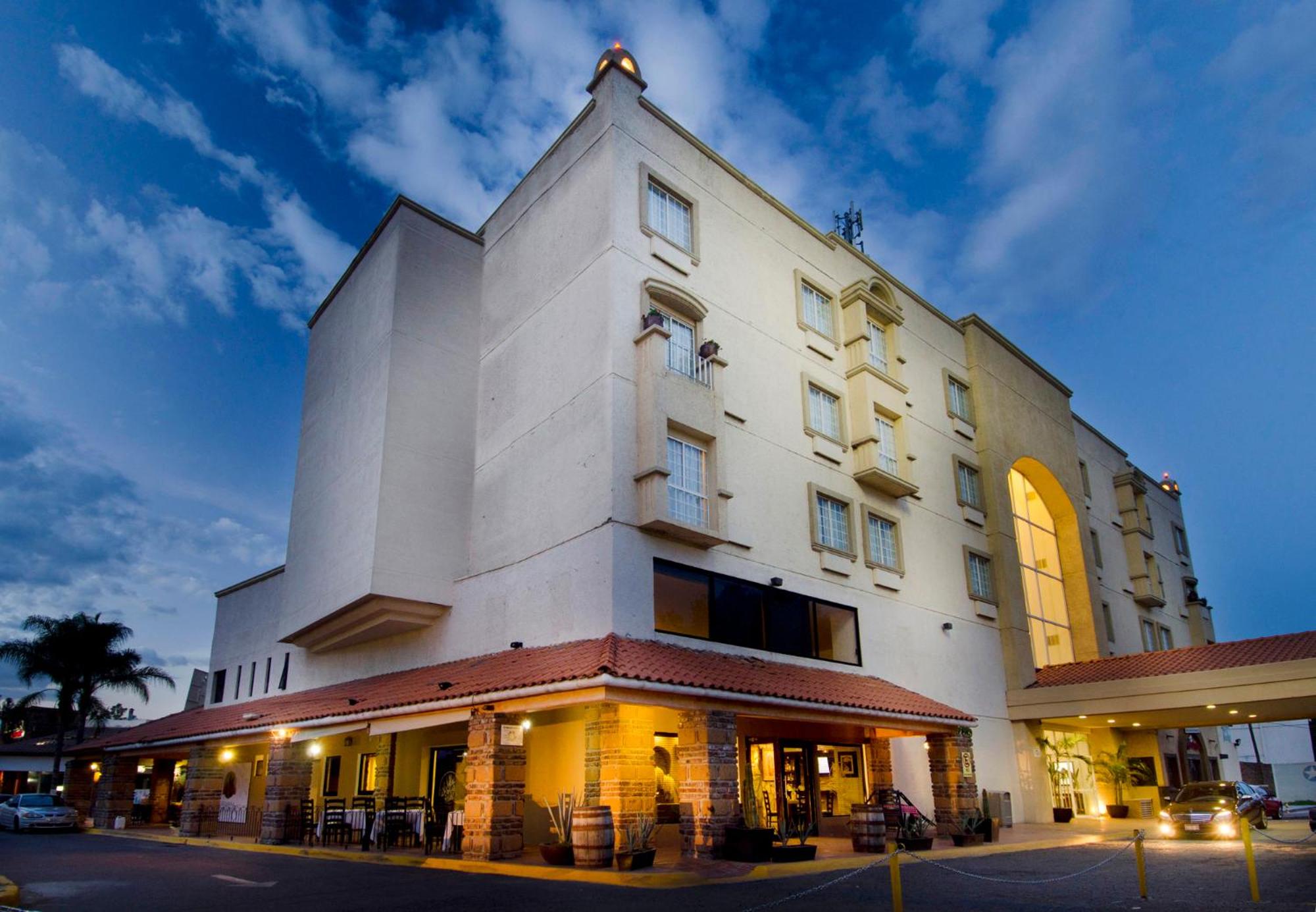 Hotel Suites México Plaza León Campestre - Image 1