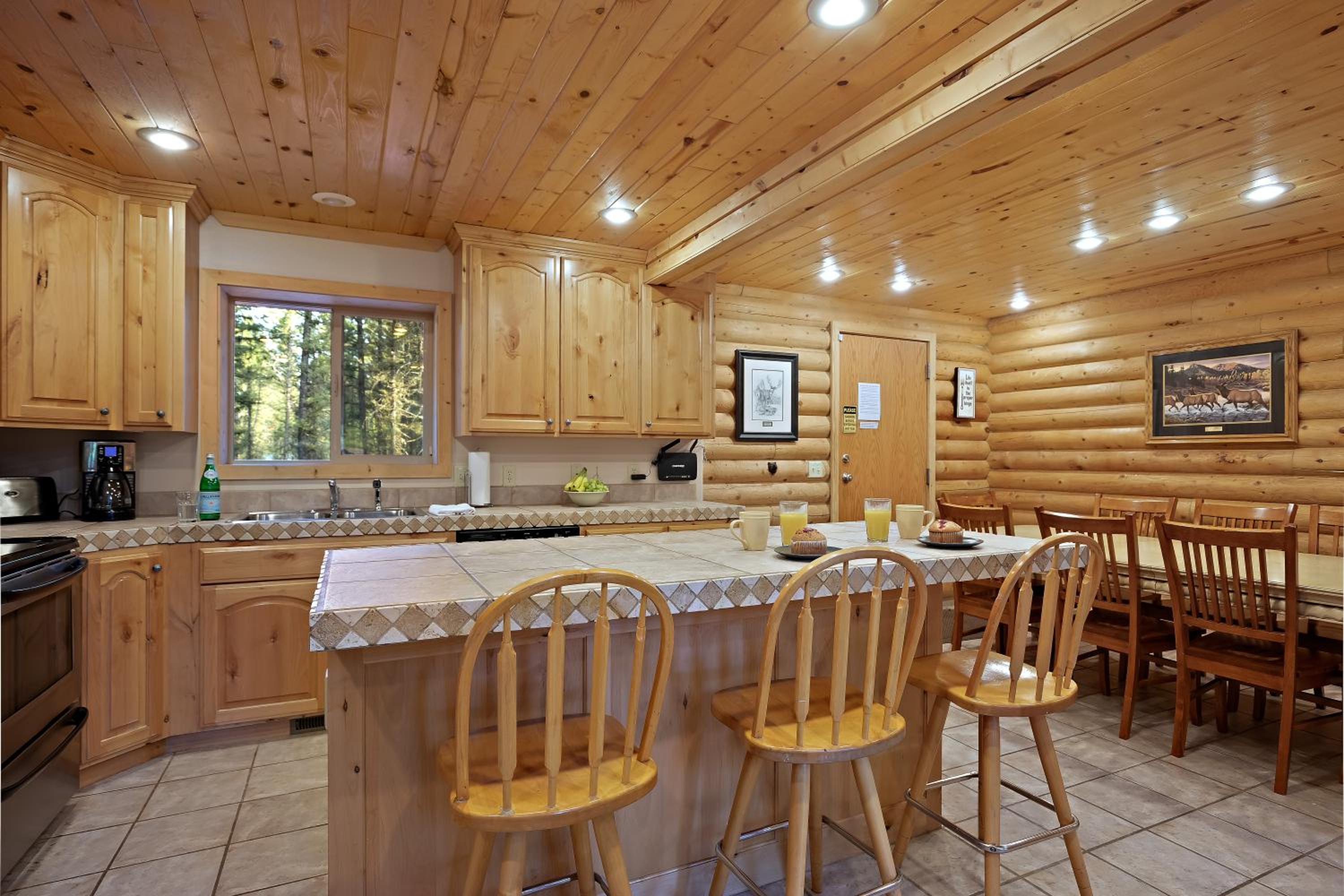 Lodgepole Lookout by KABINO Hot Tub Garage Foosball Fire Pit Theater Room U-Shaped Driveway