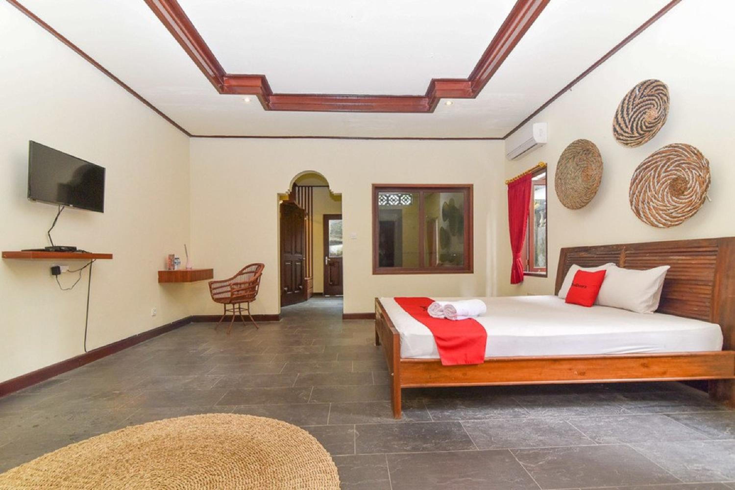 RedDoorz Plus near Seminyak Square