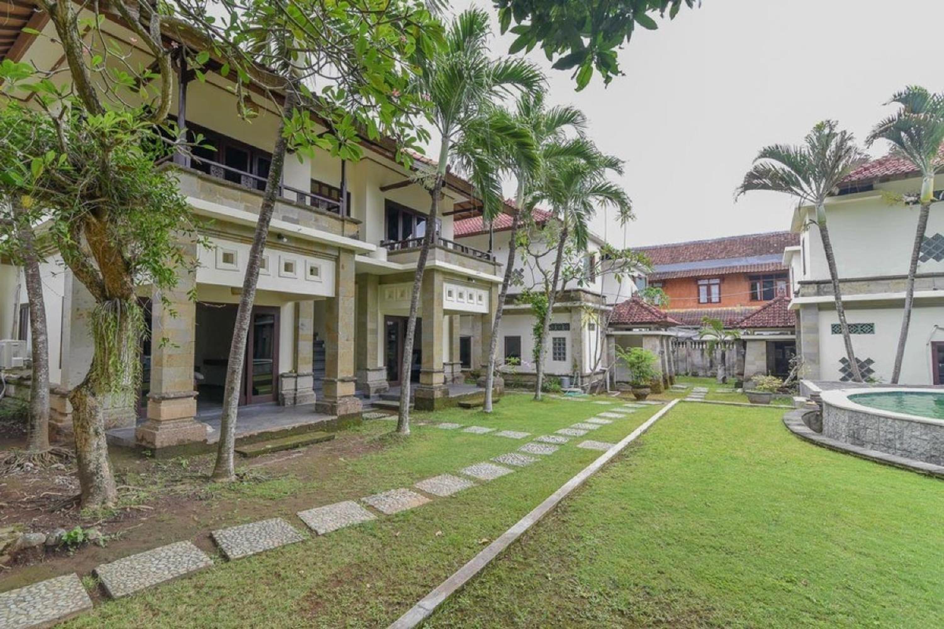 RedDoorz Plus near Seminyak Square