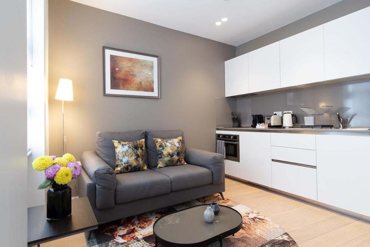 Mirabilis Apartments, Wells Court