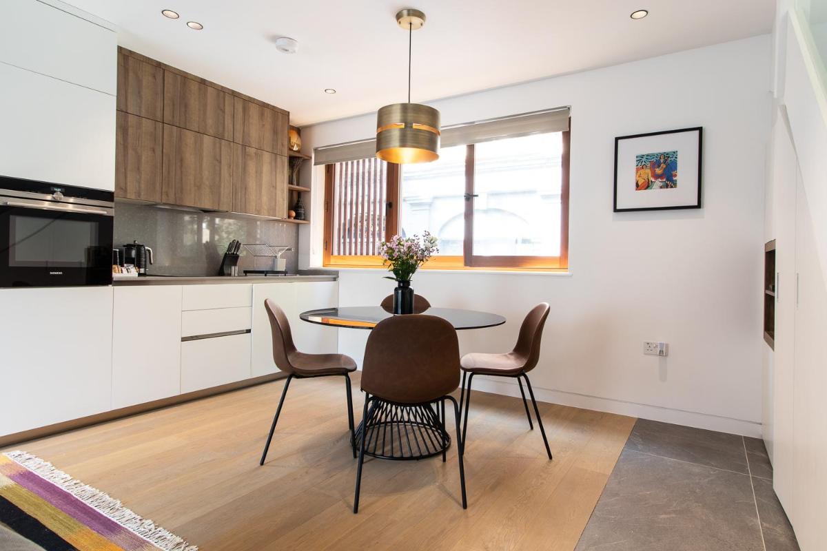 Mirabilis Apartments, Wells Court