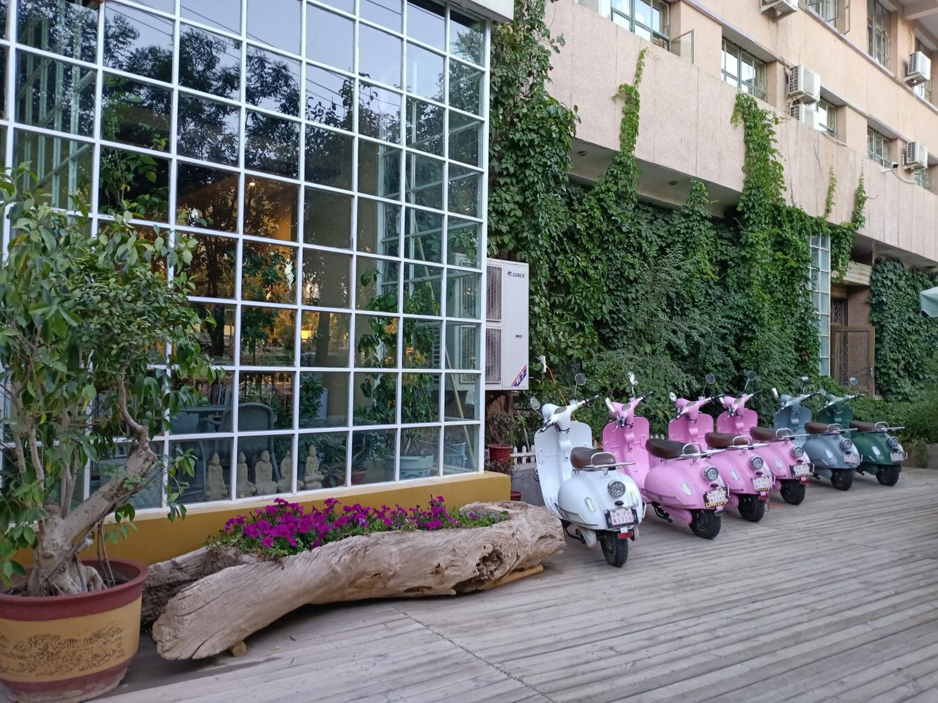 Right Here Hotel (Dunhuang International Youth Hostel)