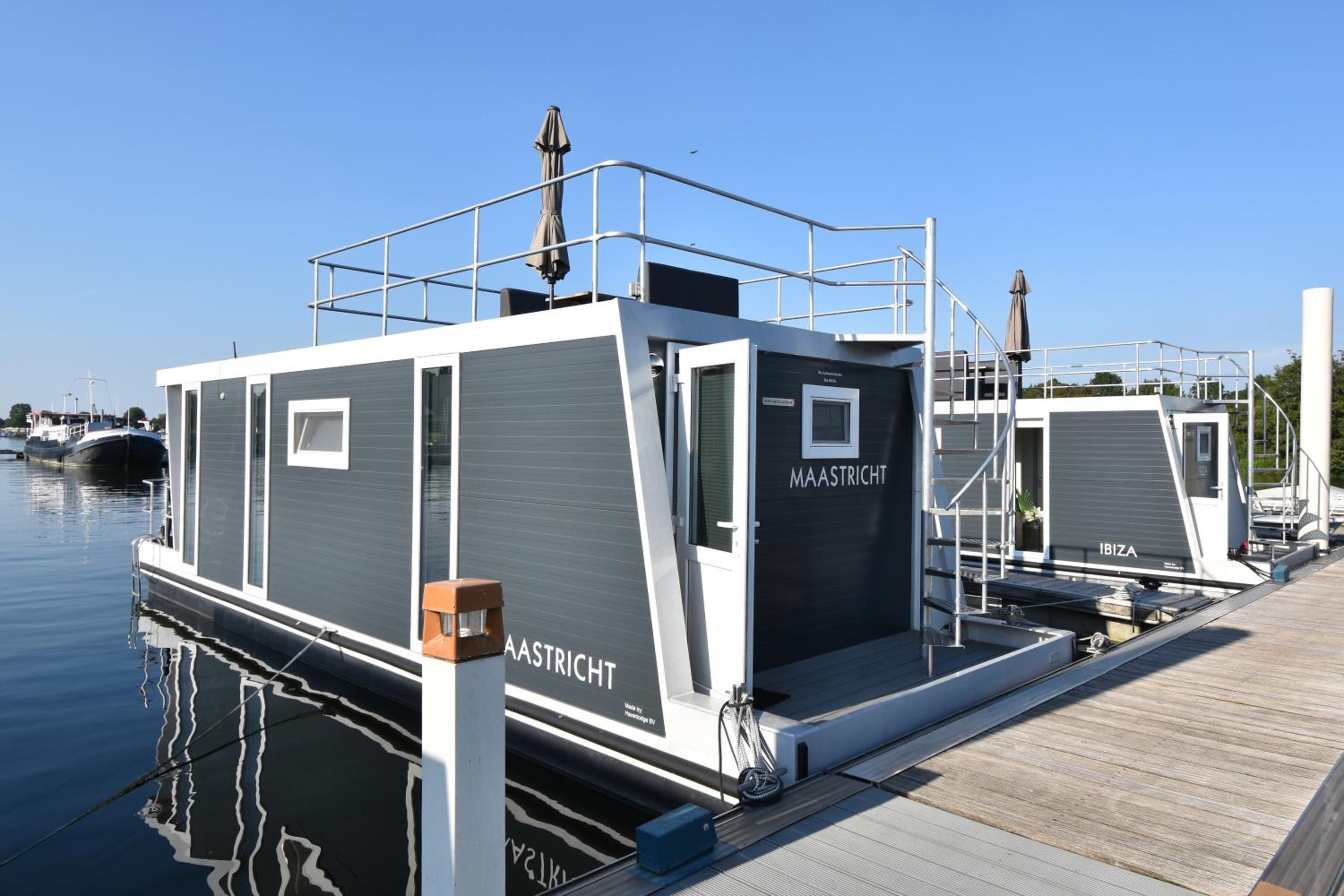 Cozy floating boatlodge "Maastricht". view 2