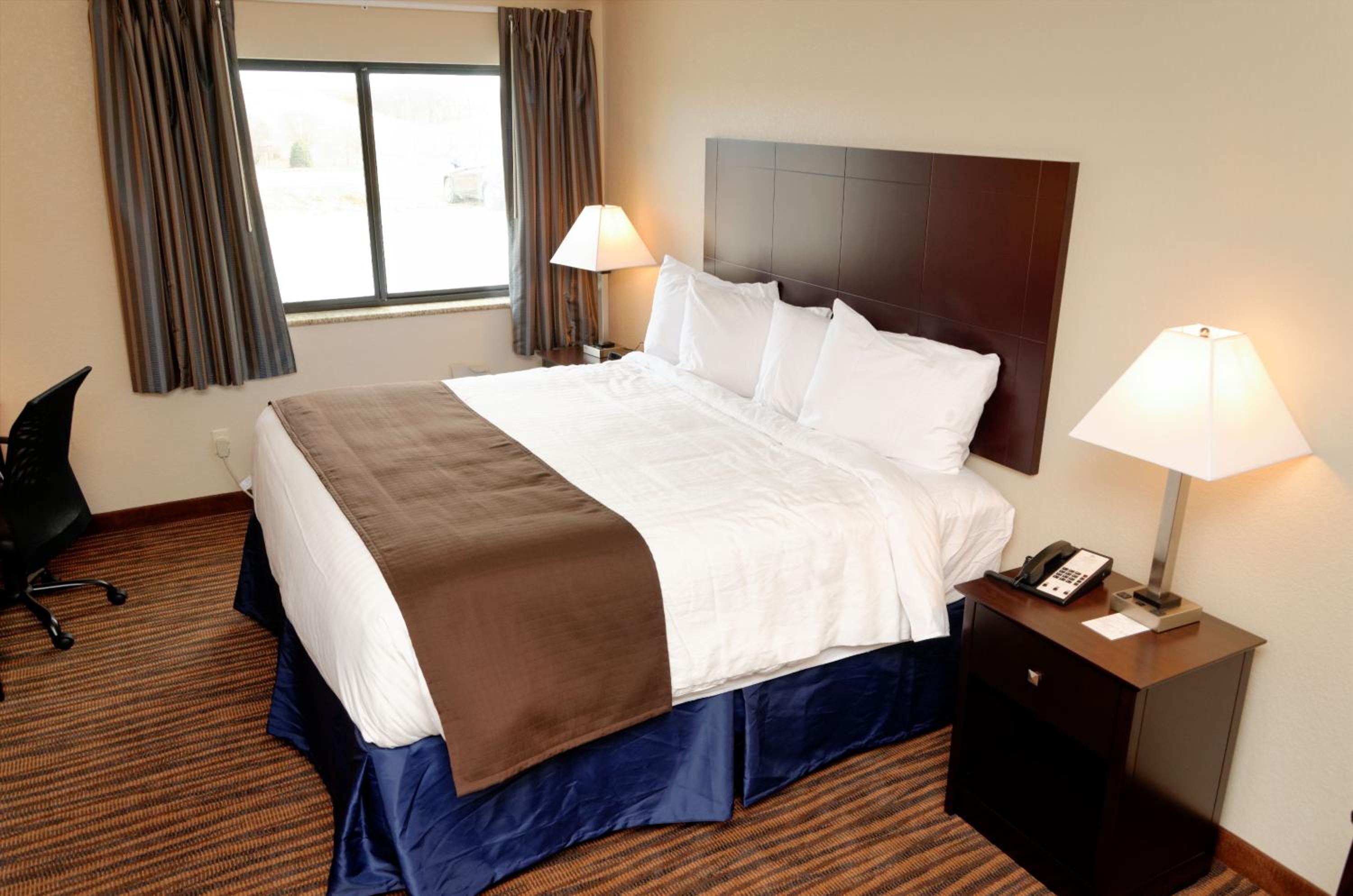Cobblestone Inn & Suites - Denison | Oak Ridge