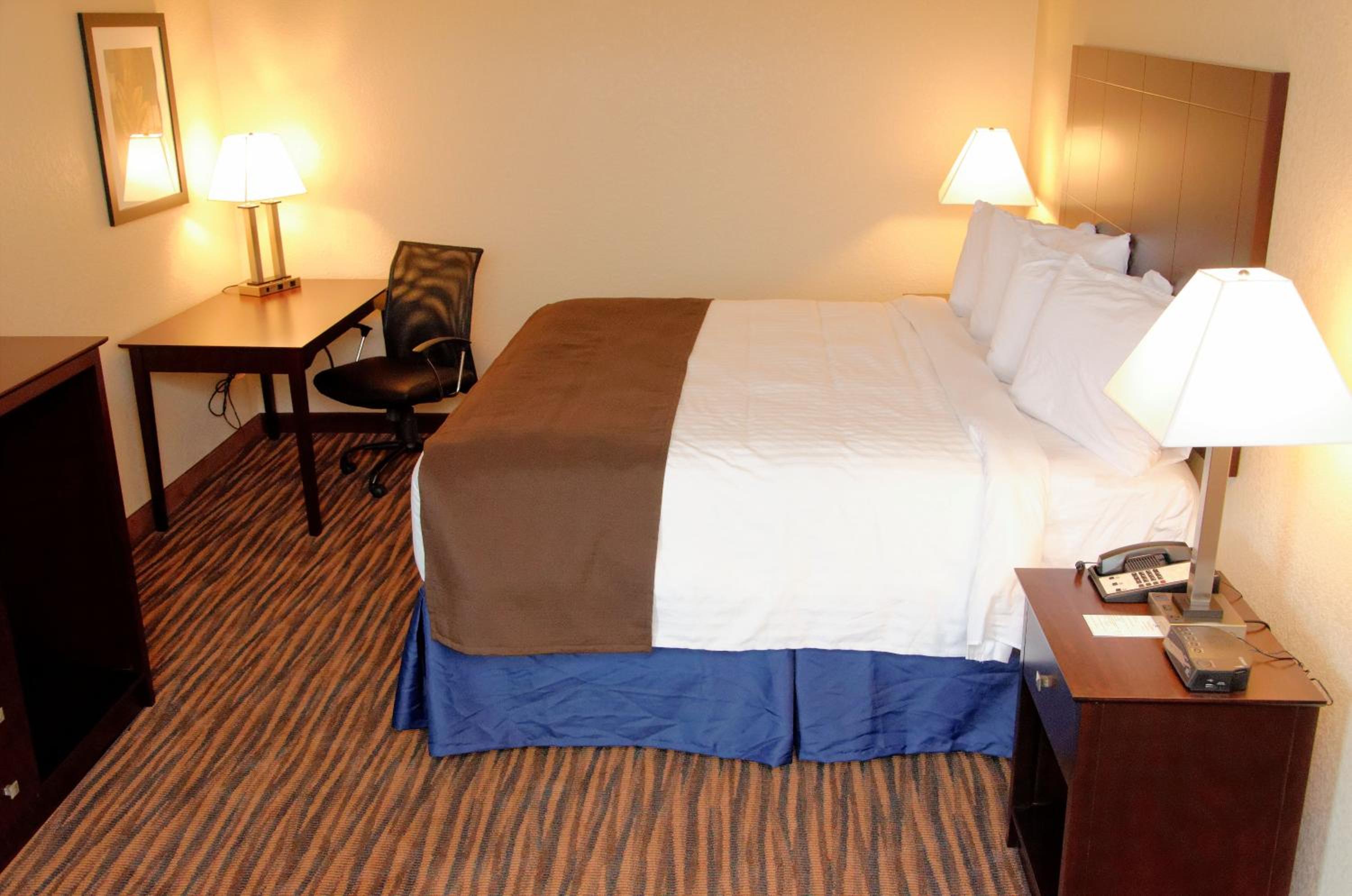 Cobblestone Inn & Suites - Denison | Oak Ridge