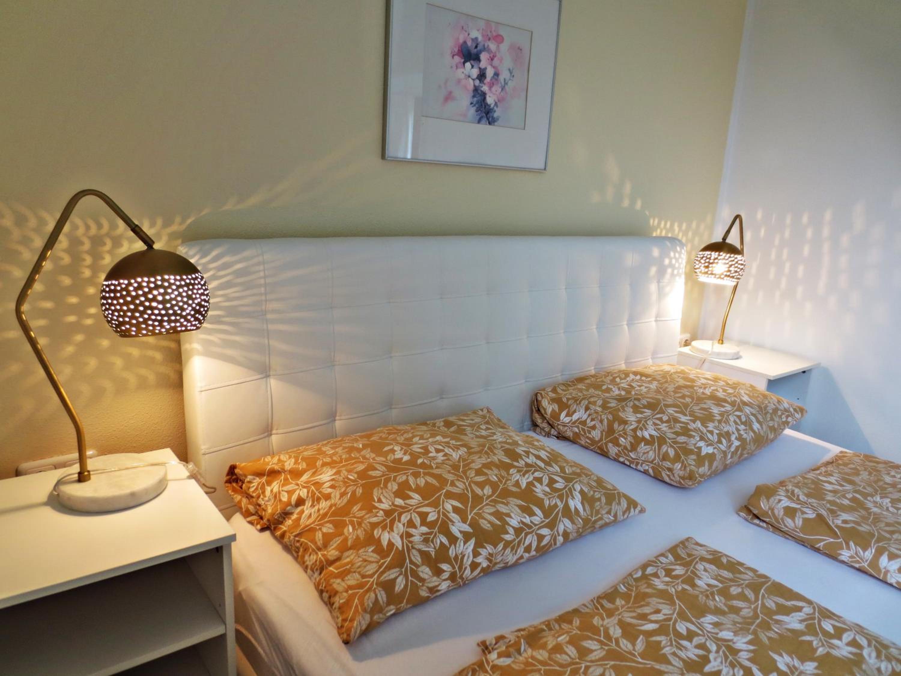 FLORES, Ferienhaus oder Doppelzimmer, im Grünen, 5 Gehminuten ins Zentrum, Parkplatz, zero emissions