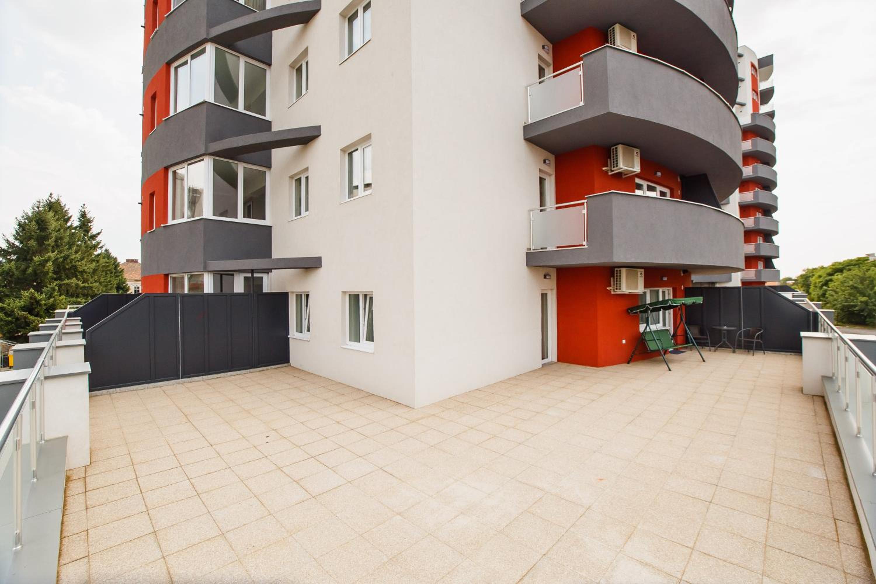 Spacious & Bright 2 bedroom Central Apartment view 3