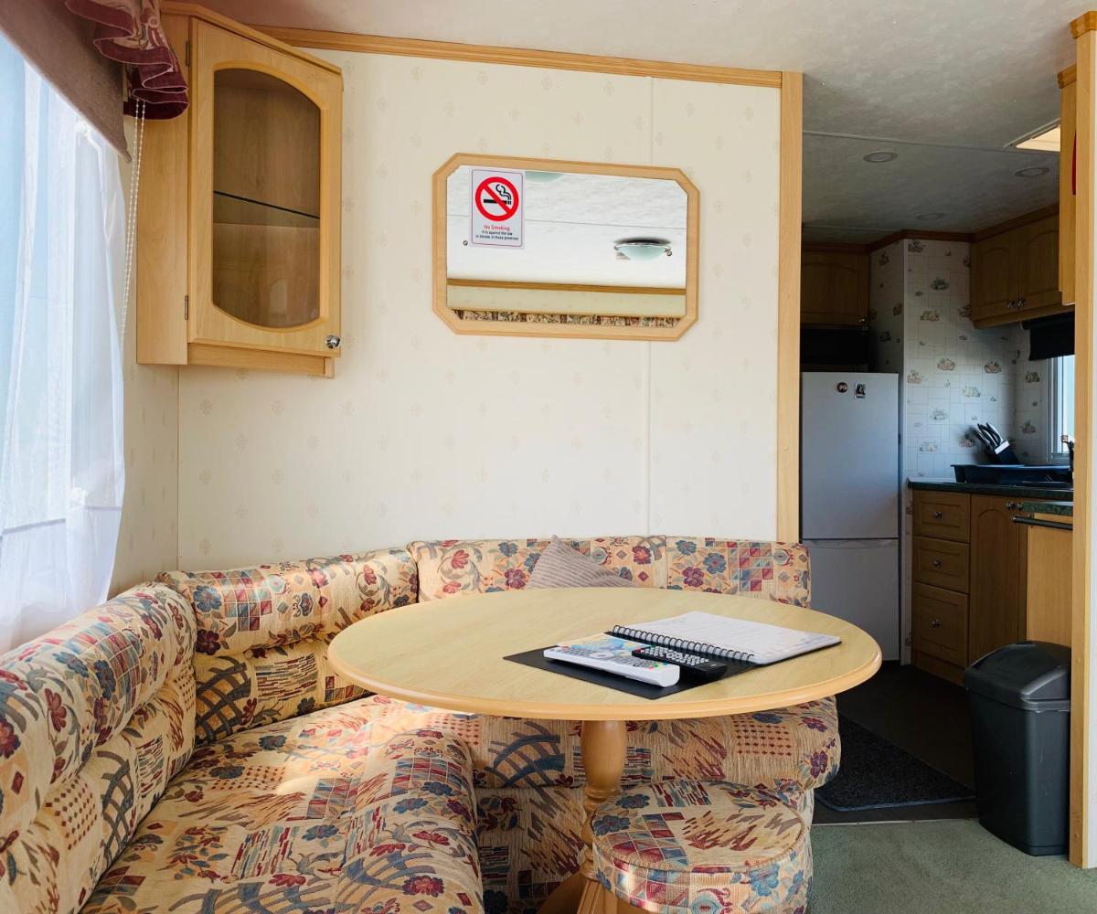 Golden Sands Caravan Hire Ingoldmells- FREE in caravan wifi- Access included to the on site club house, sports bar, arcade, coffee shop We have beach acces view 4