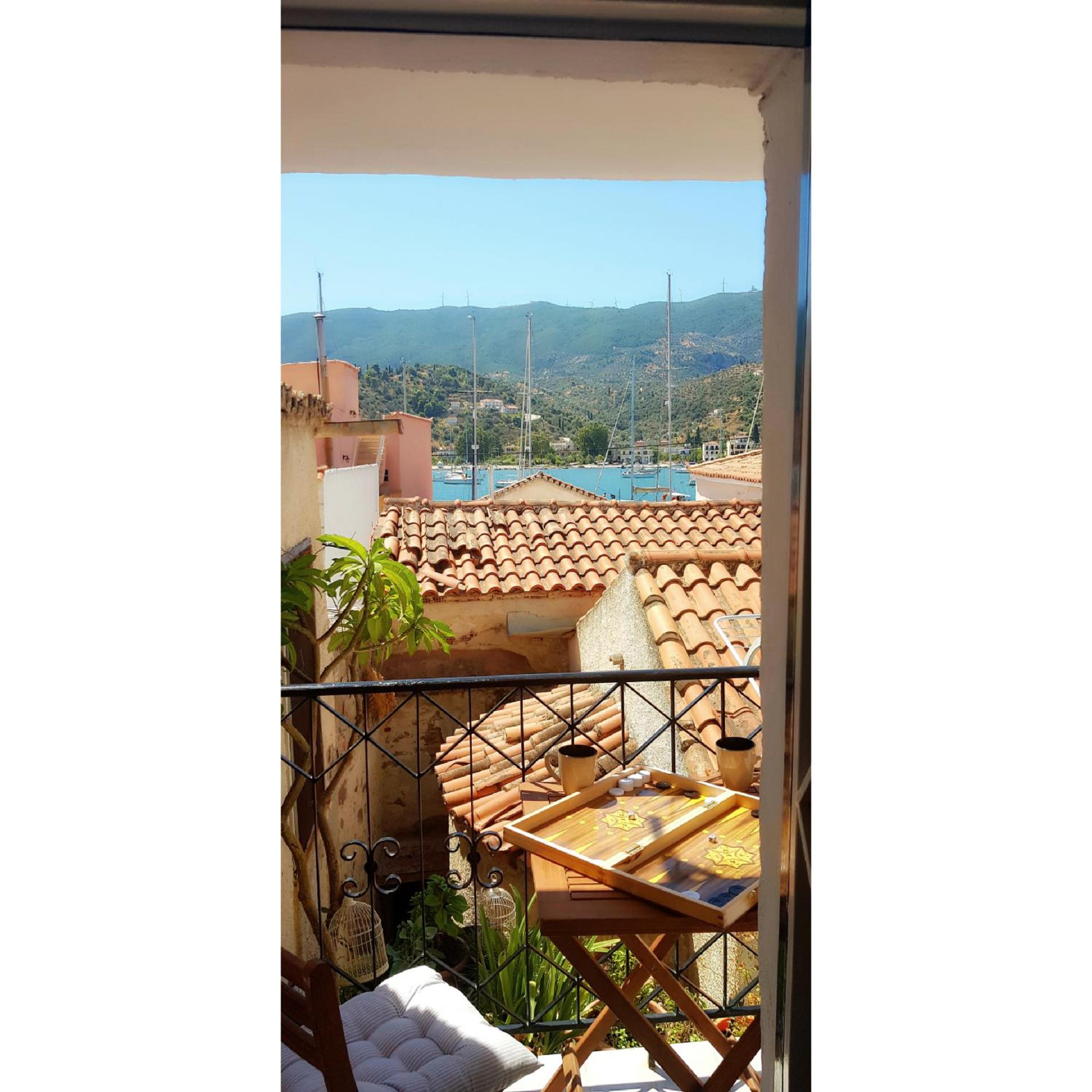 Penny's studio in the heart of Poros photo 1