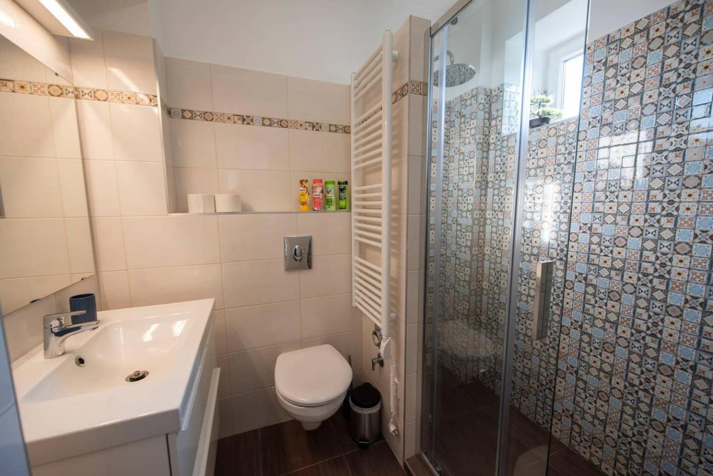 Viola Family Apartman free parking view 3