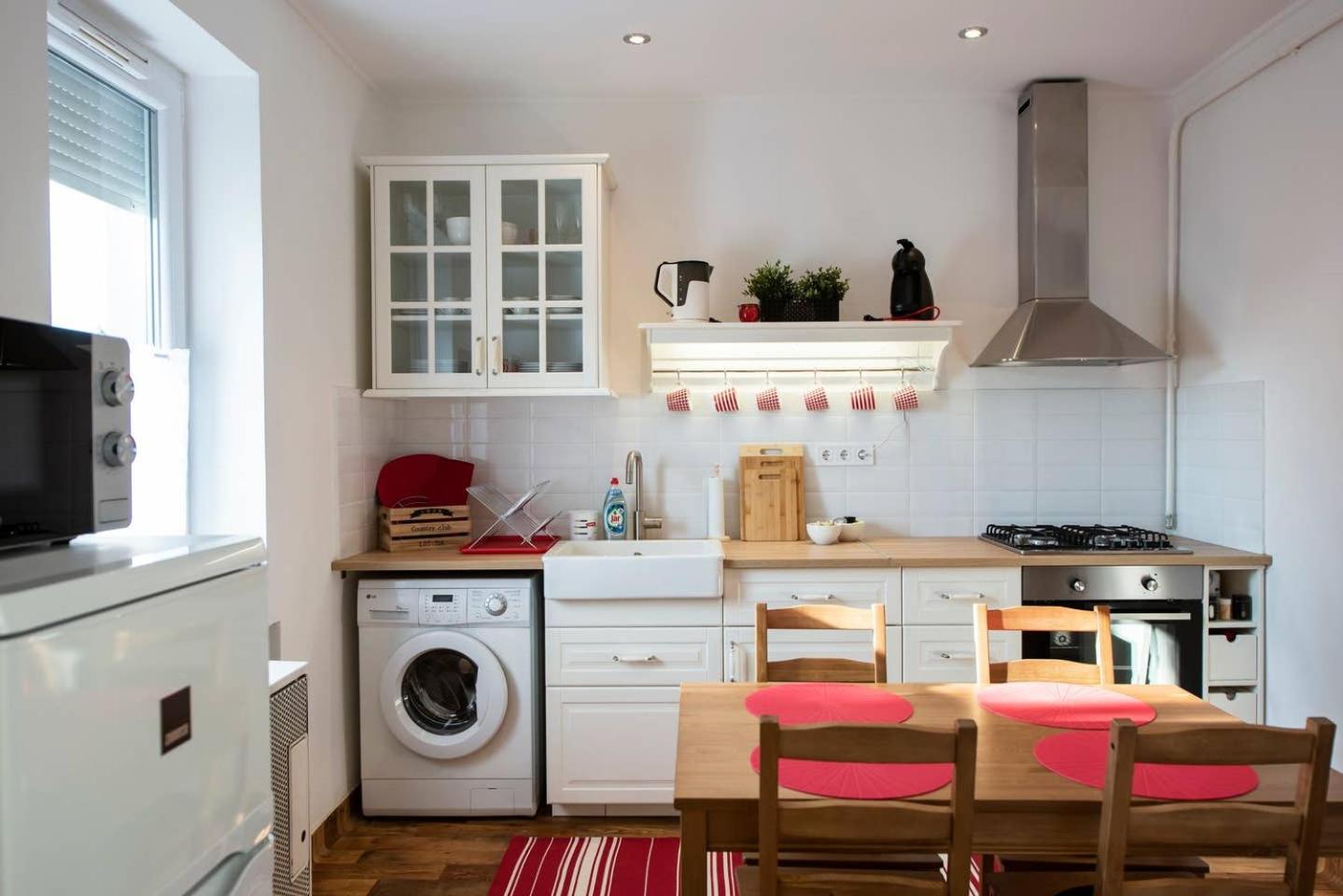 Viola Family Apartman free parking view 2
