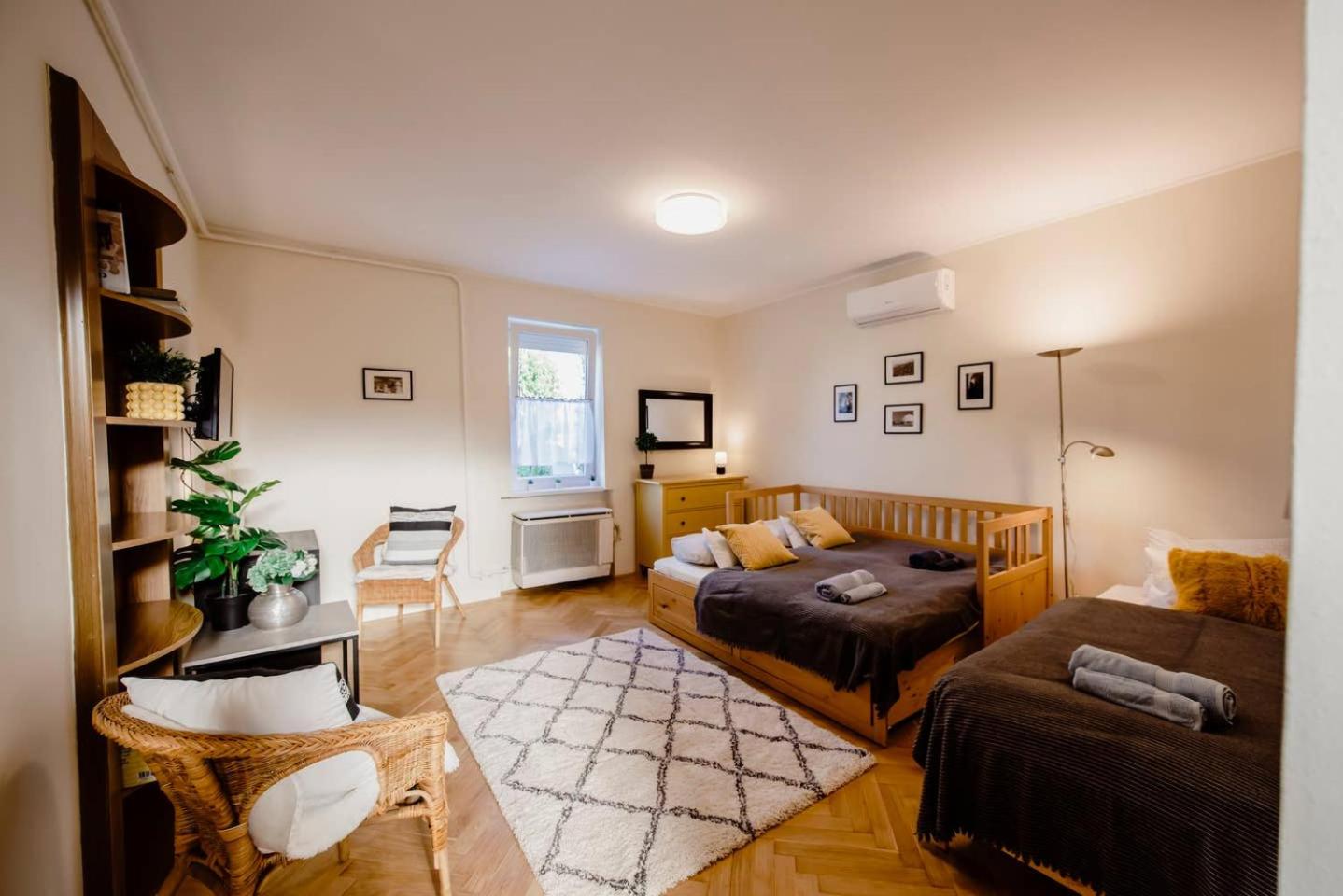 Viola Family Apartman free parking view 4