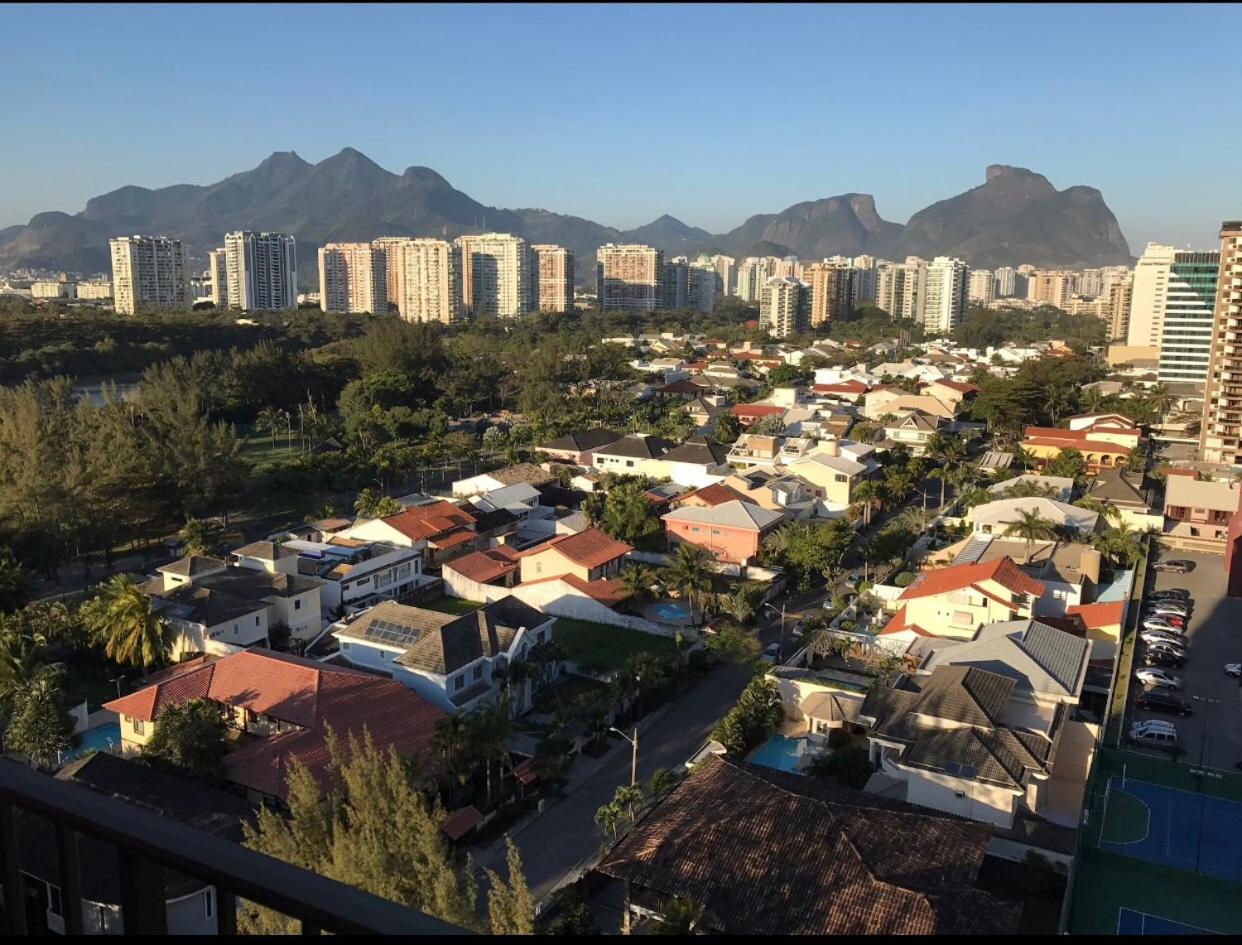 Flat com 70 metros recém reformado, sala, duas suítes, cozinha, vista parcial do mar, edifício em frente à praia da barra