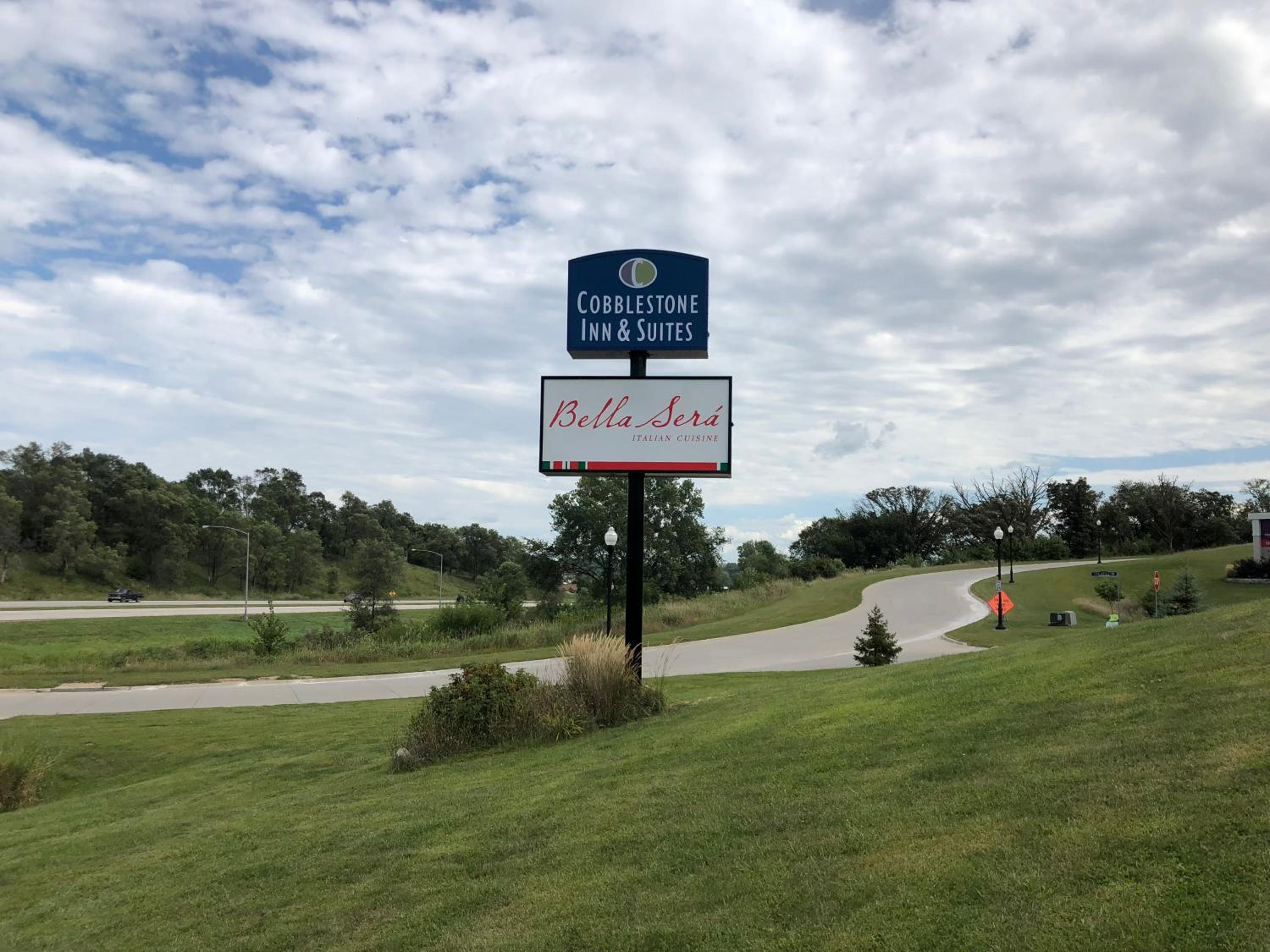 Cobblestone Inn & Suites - Denison | Oak Ridge