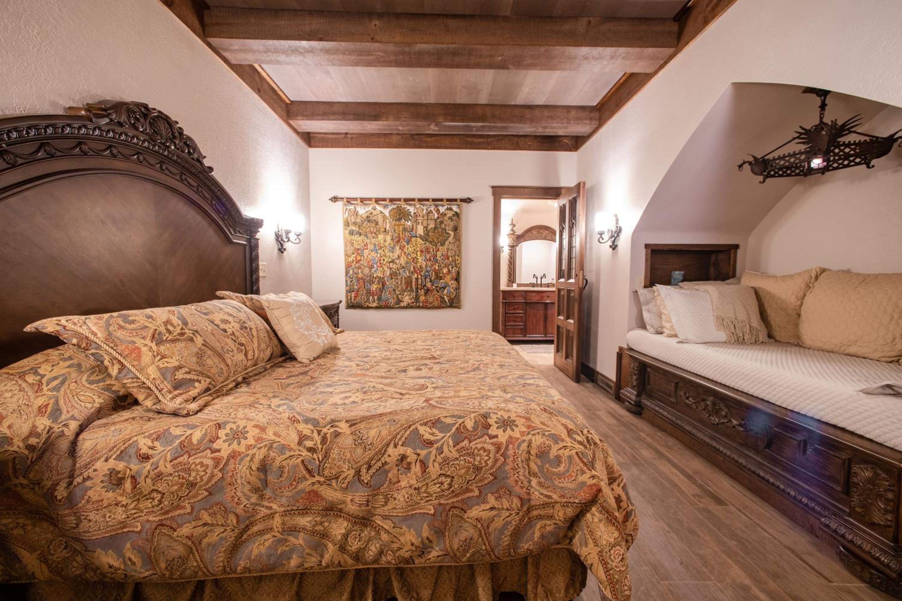 HIGHLANDS CASTLE overlooking Lake George plus 2 other CASTLES & SUITES