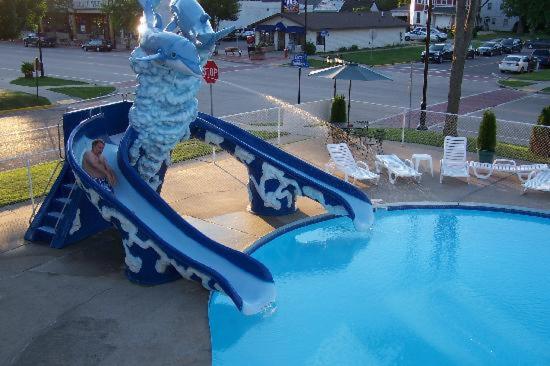 Colonial motel