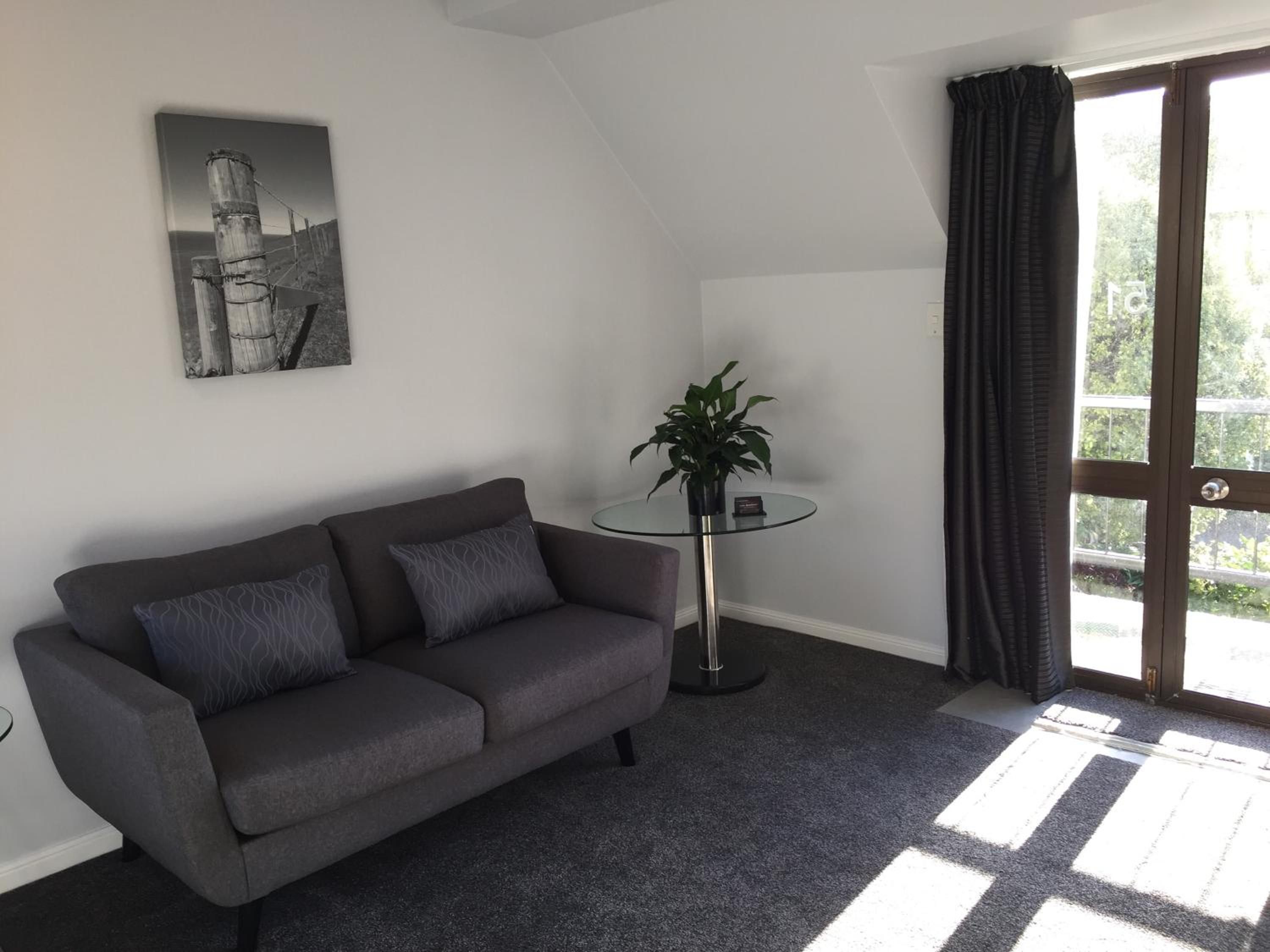 10 Jacques Apartment Akaroa with car park view 2