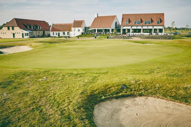 Zeedijk Oostduinkerke frontaal zeezicht - volledig gerenoveerd 2022!