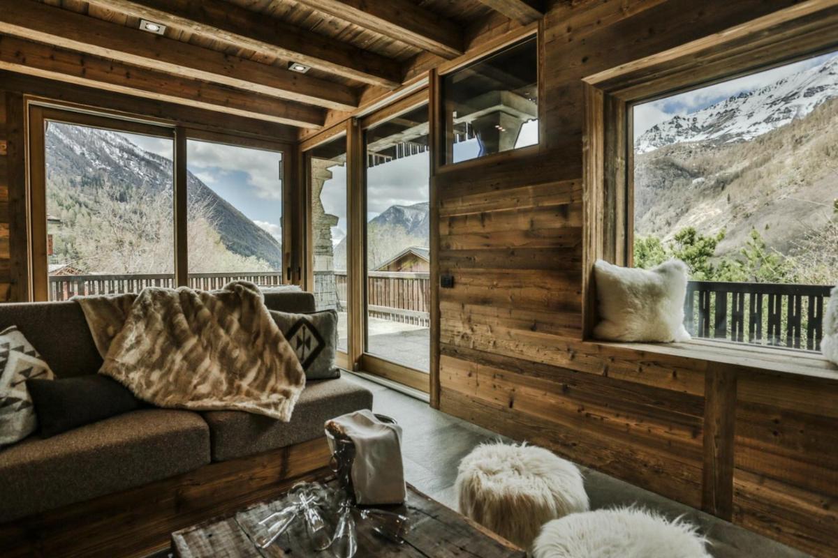 HelloChalet - Chalet Seventy One - Larger Family Ski Chalet in the center