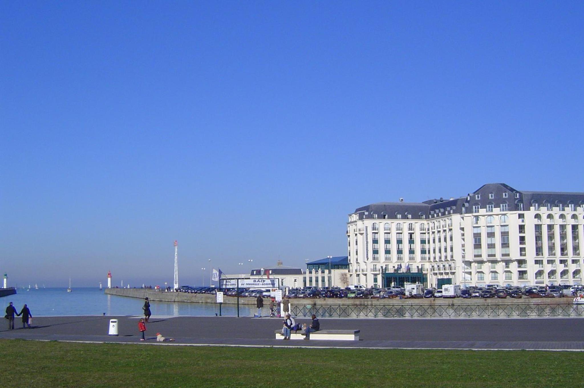 SOWELL HOTELS Le Beach en Trouville-sur-Mer — building