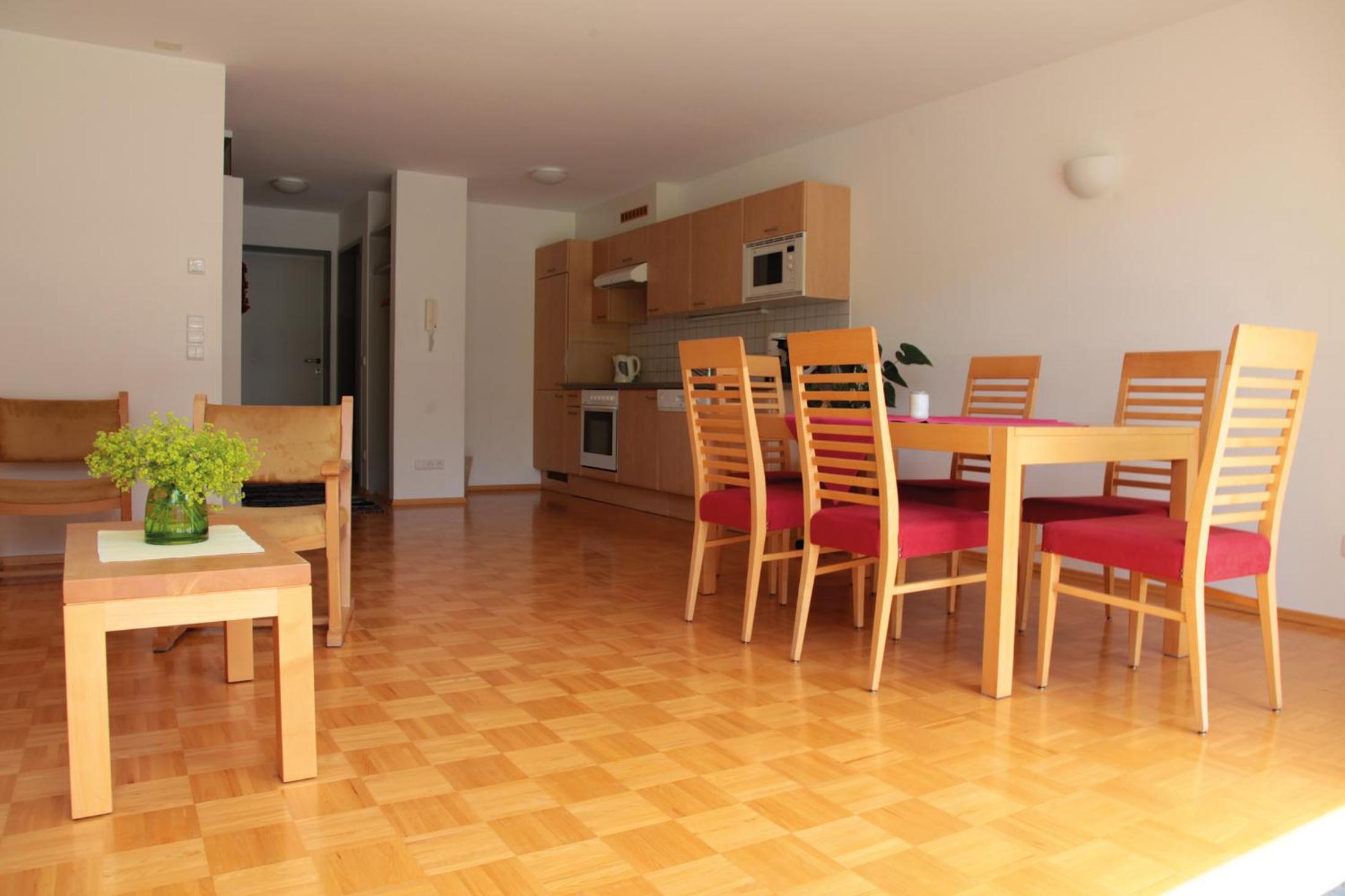 Carolines Appartement Warth - Bergblick, Terrasse, 2 Min Fußweg bis Skilift & Tiefgarage - ideal für Familien und naturverbundene Paare view 2