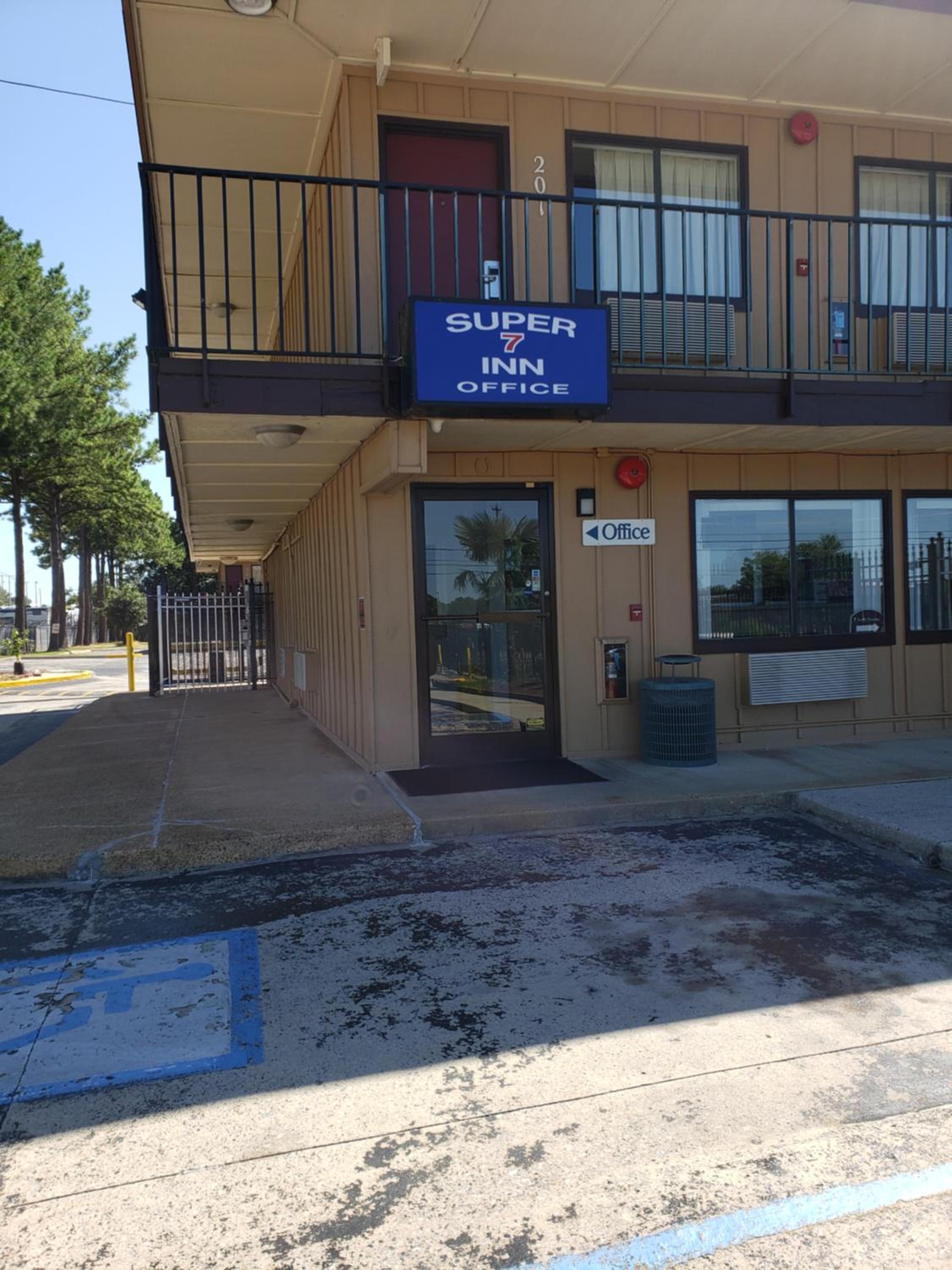 Hotel Super 7 Inn - Image 1