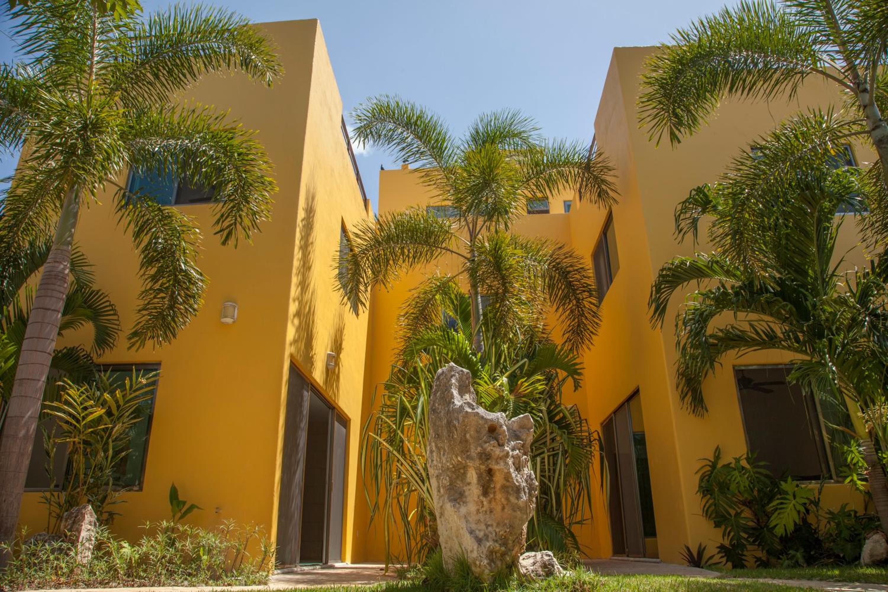 Beautiful Private Villa for 16 PAX with garden, BBQ and pool, Playa del Carmen view 3