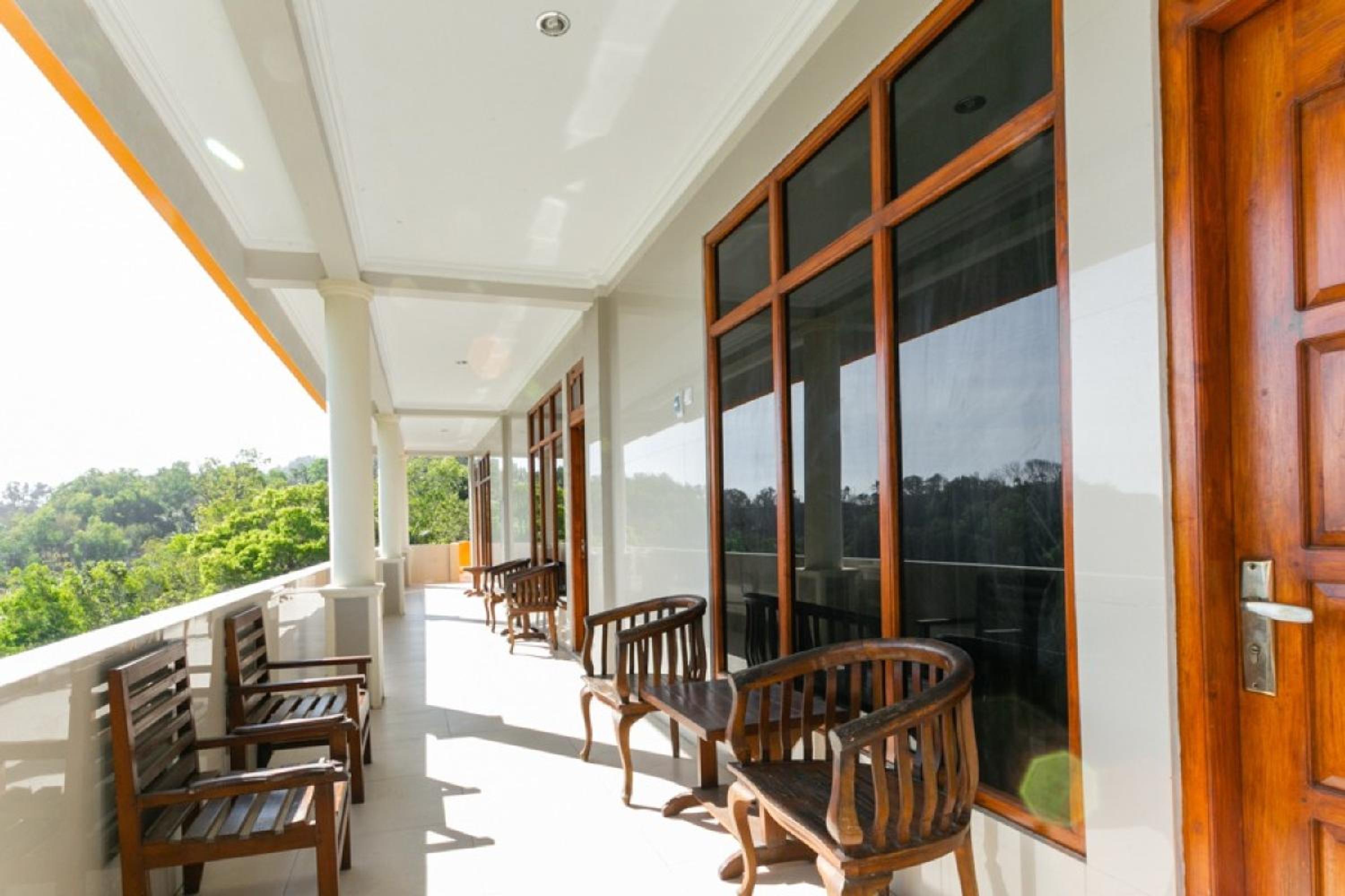 RedDoorz near Parangtritis Beach view 4