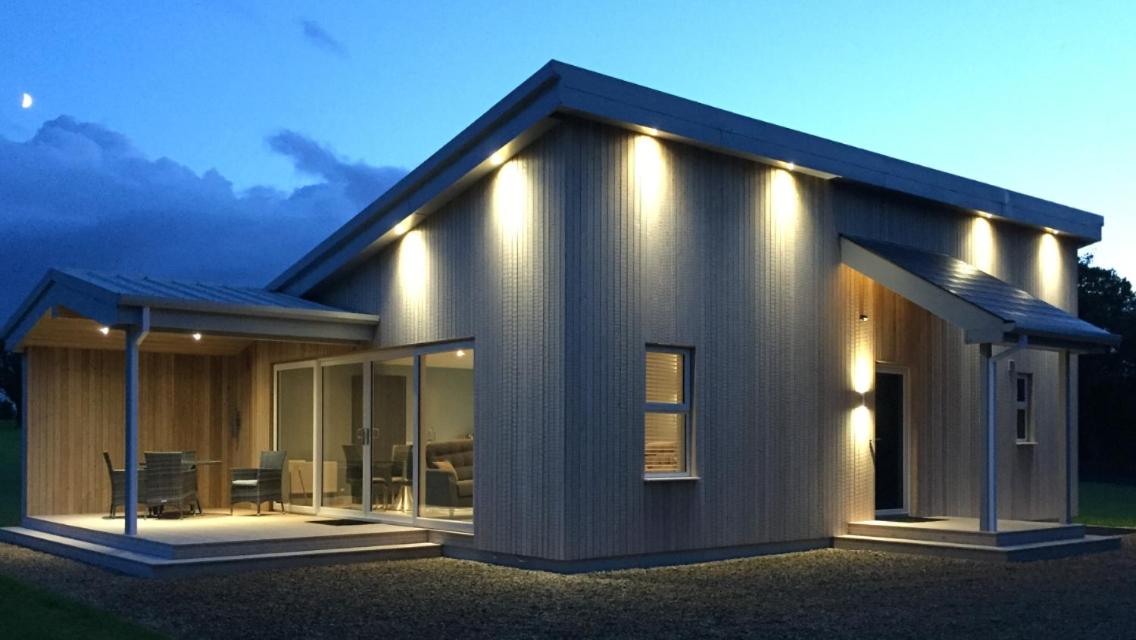 Hotel Executive Lakeside Lodge at Mullans Bay - Image 1