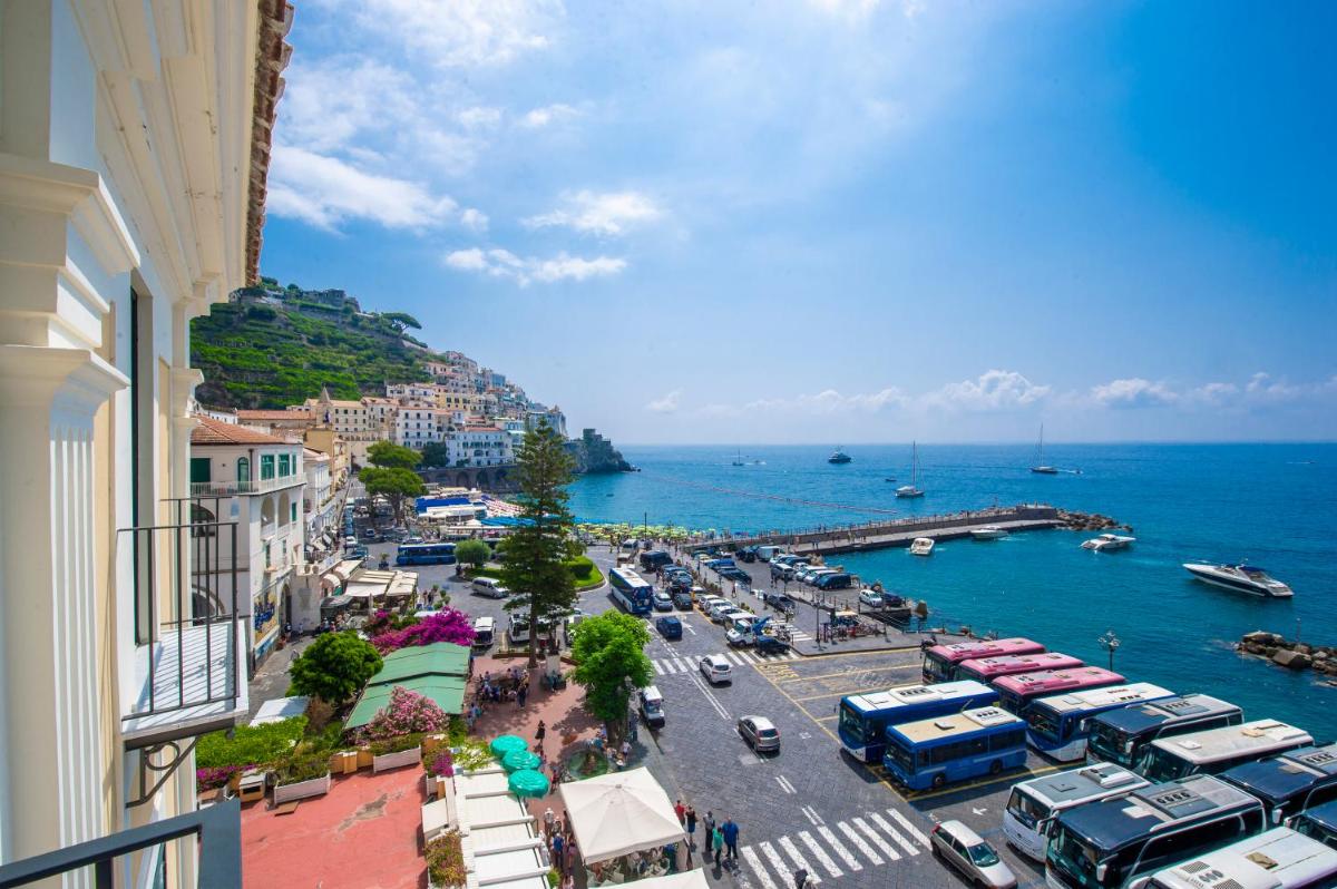 Amalfi Moon photo 2